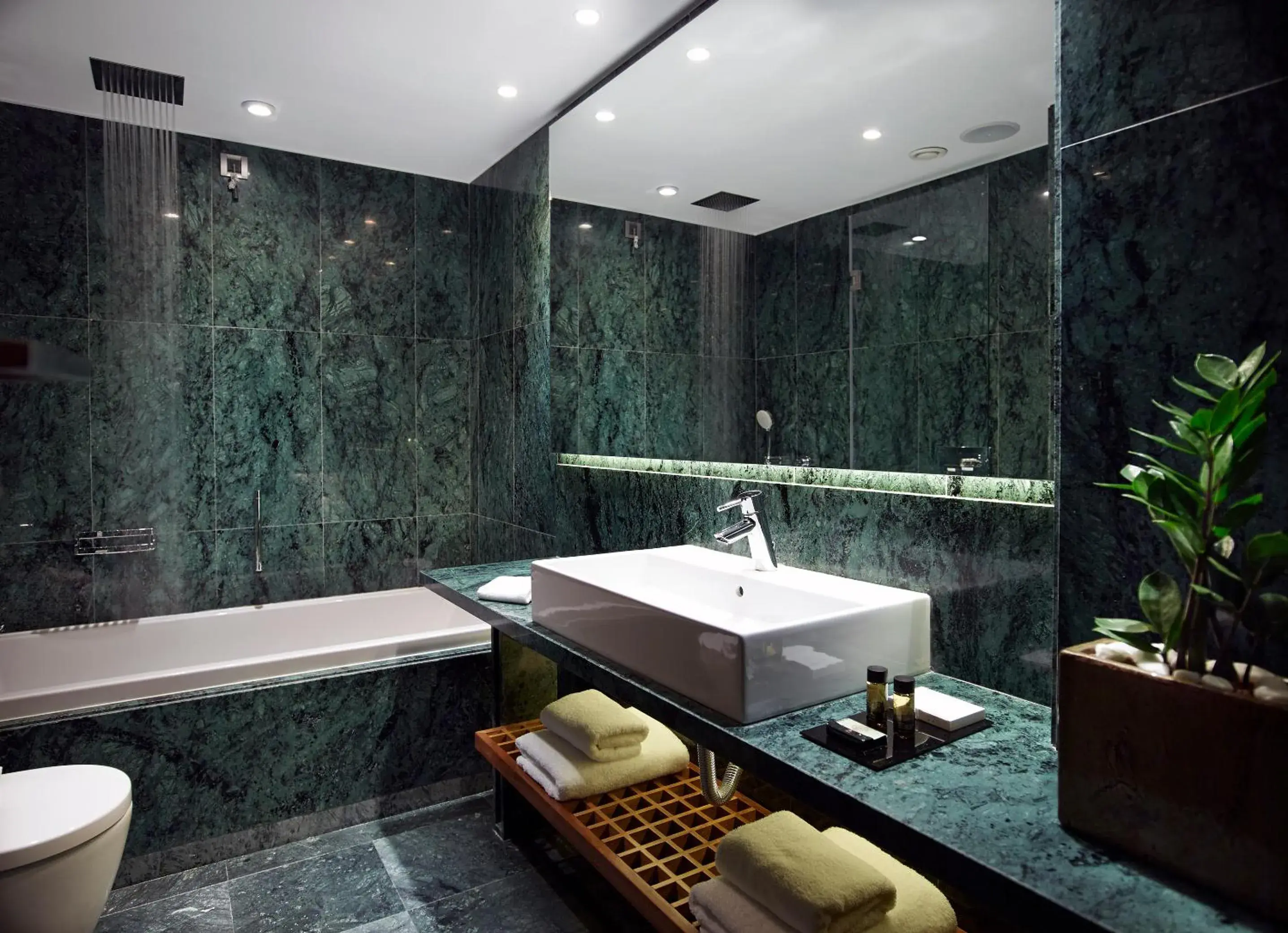 Bathroom in Samaria Hotel