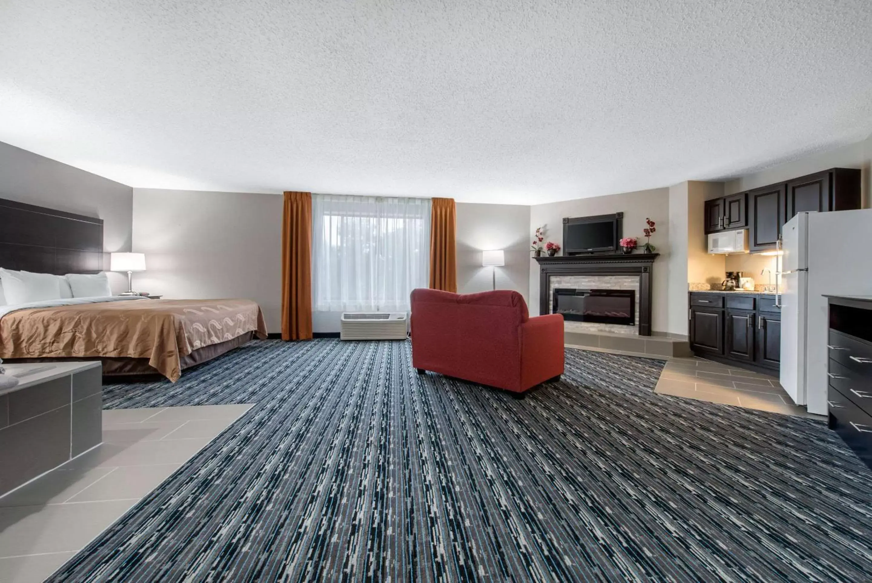 Photo of the whole room, Seating Area in Quality Inn Indianapolis-Brownsburg - Indianapolis West