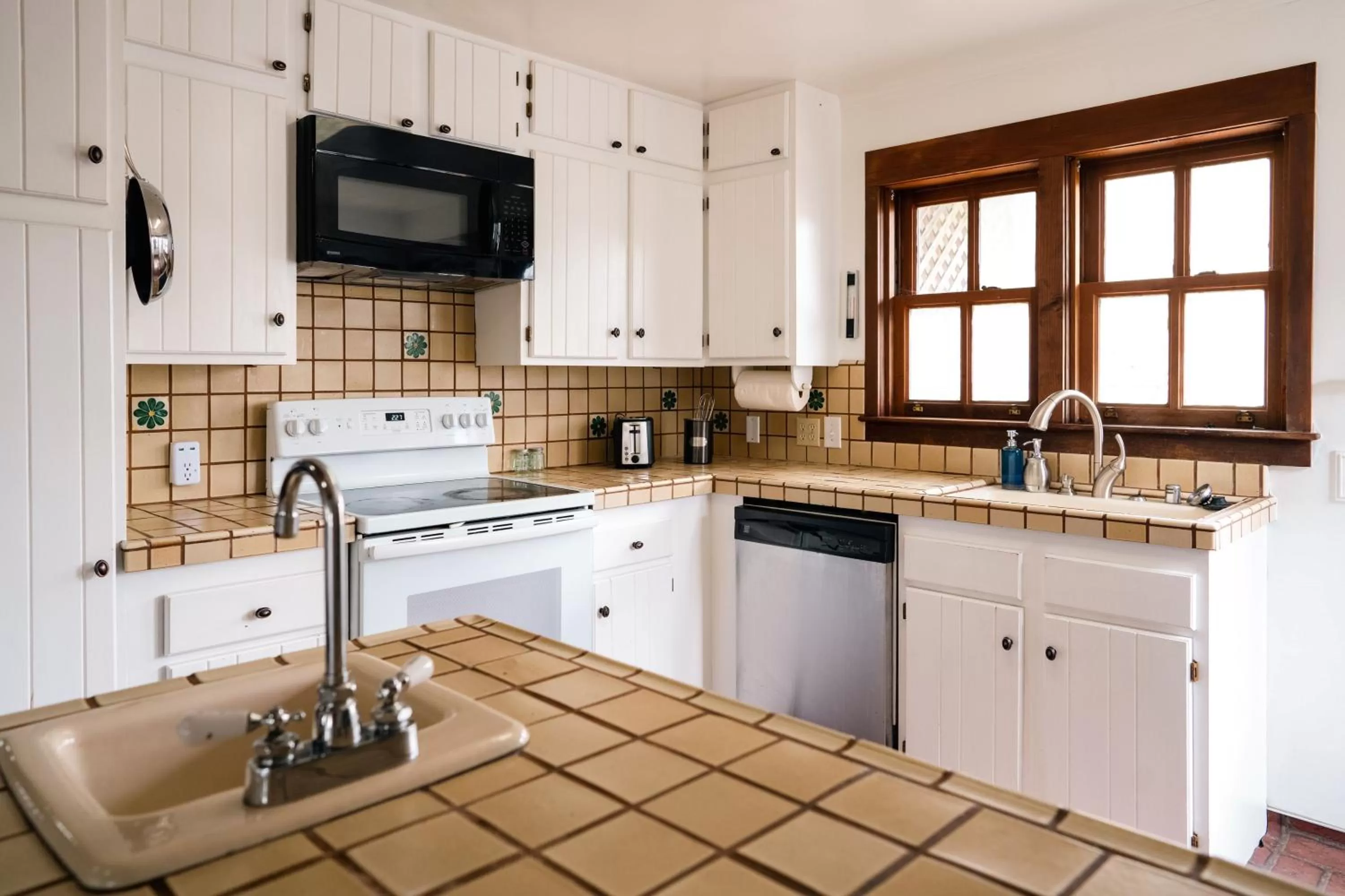 Two-Bedroom Cottage in Headlands Inn Bed and Breakfast