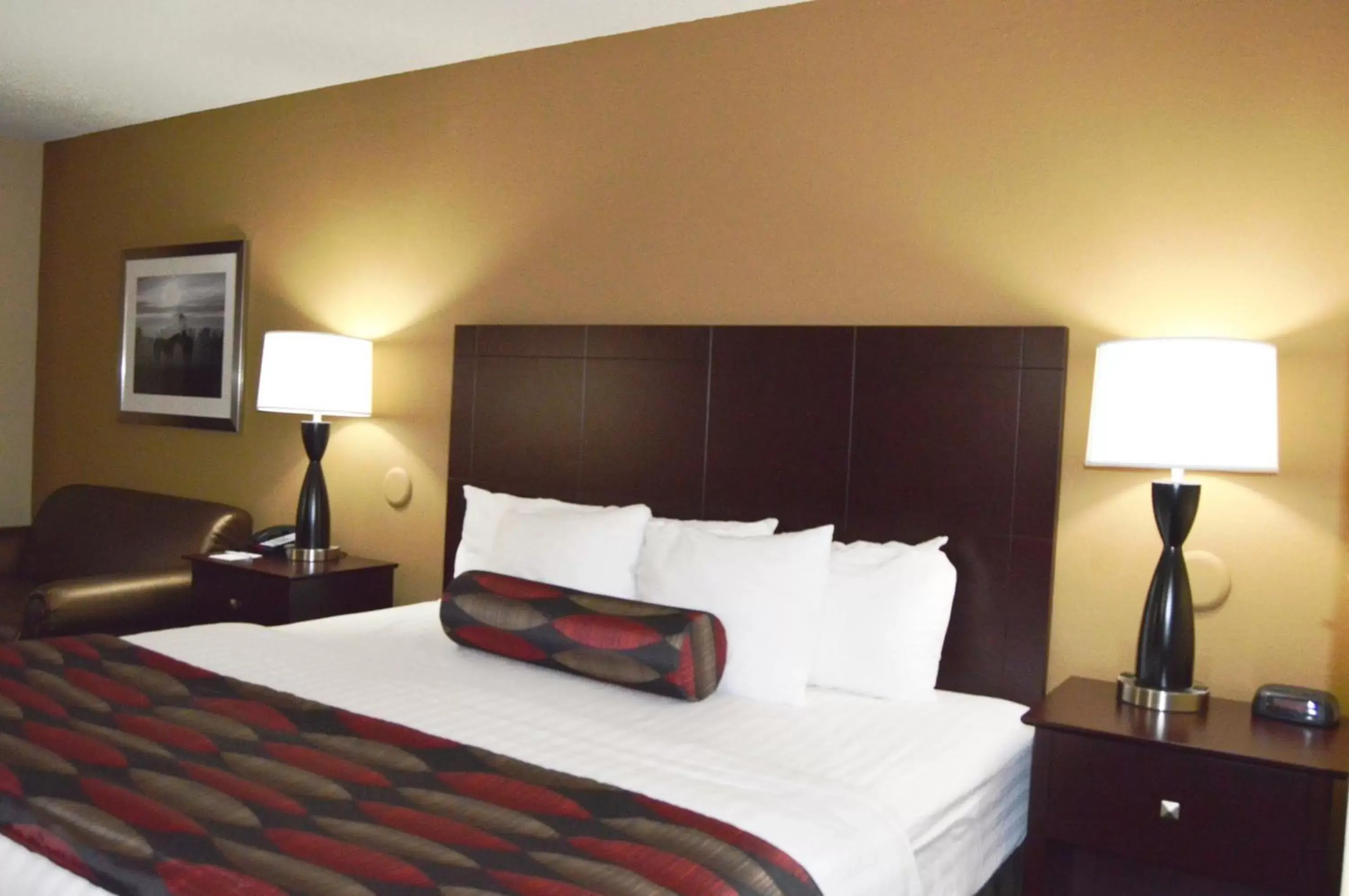 Seating area, Bed in Boarders Inn and Suites by Cobblestone Hotels - Ardmore