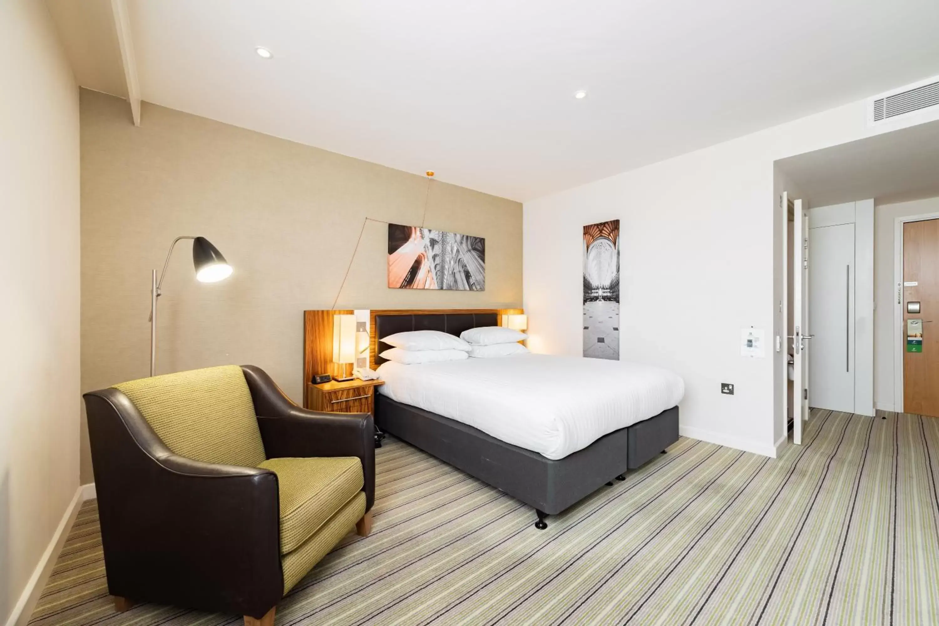 Photo of the whole room, Bed in Holiday Inn Winchester, an IHG Hotel