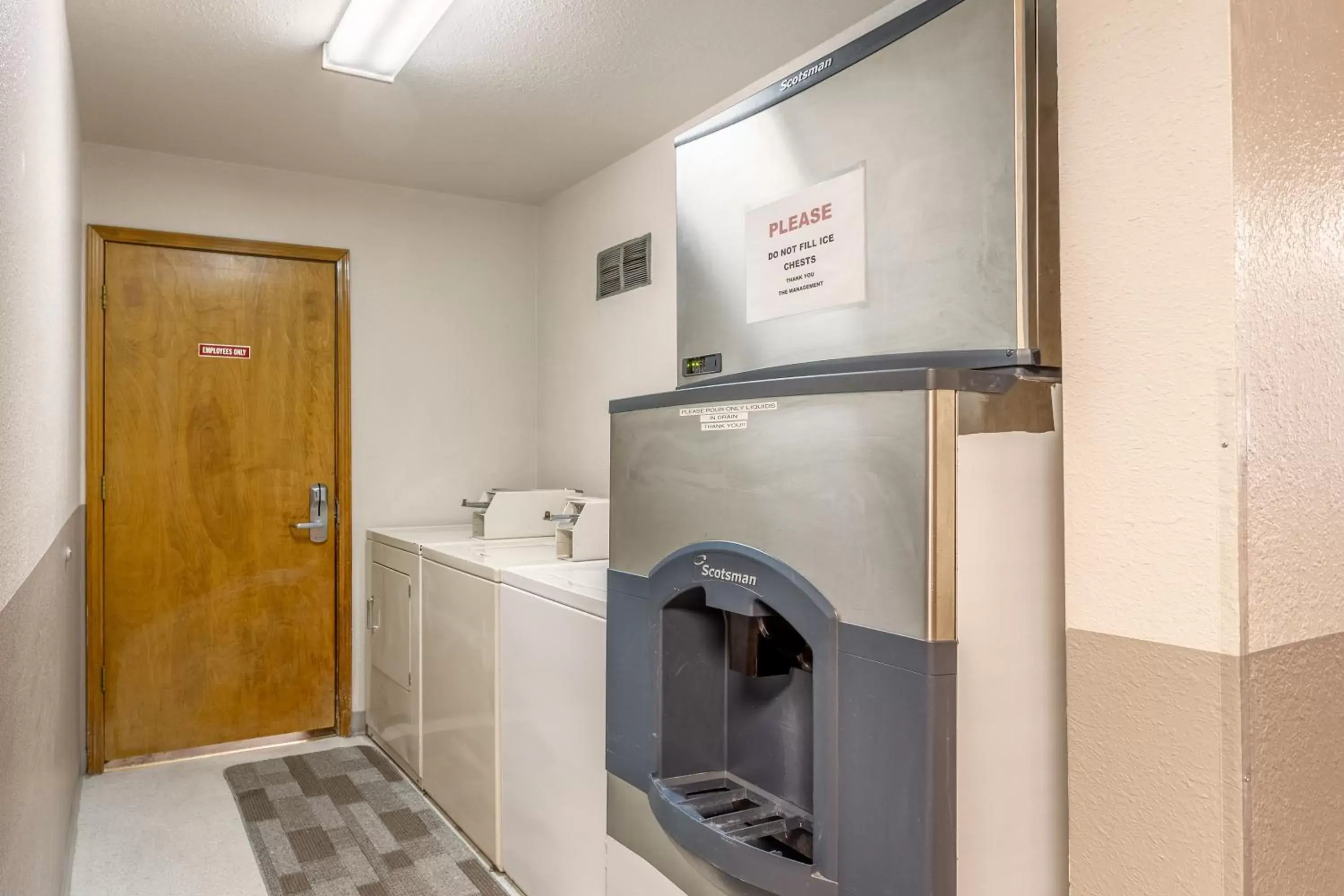 Property building, Kitchen/Kitchenette in Americas Best Value Inn Burns