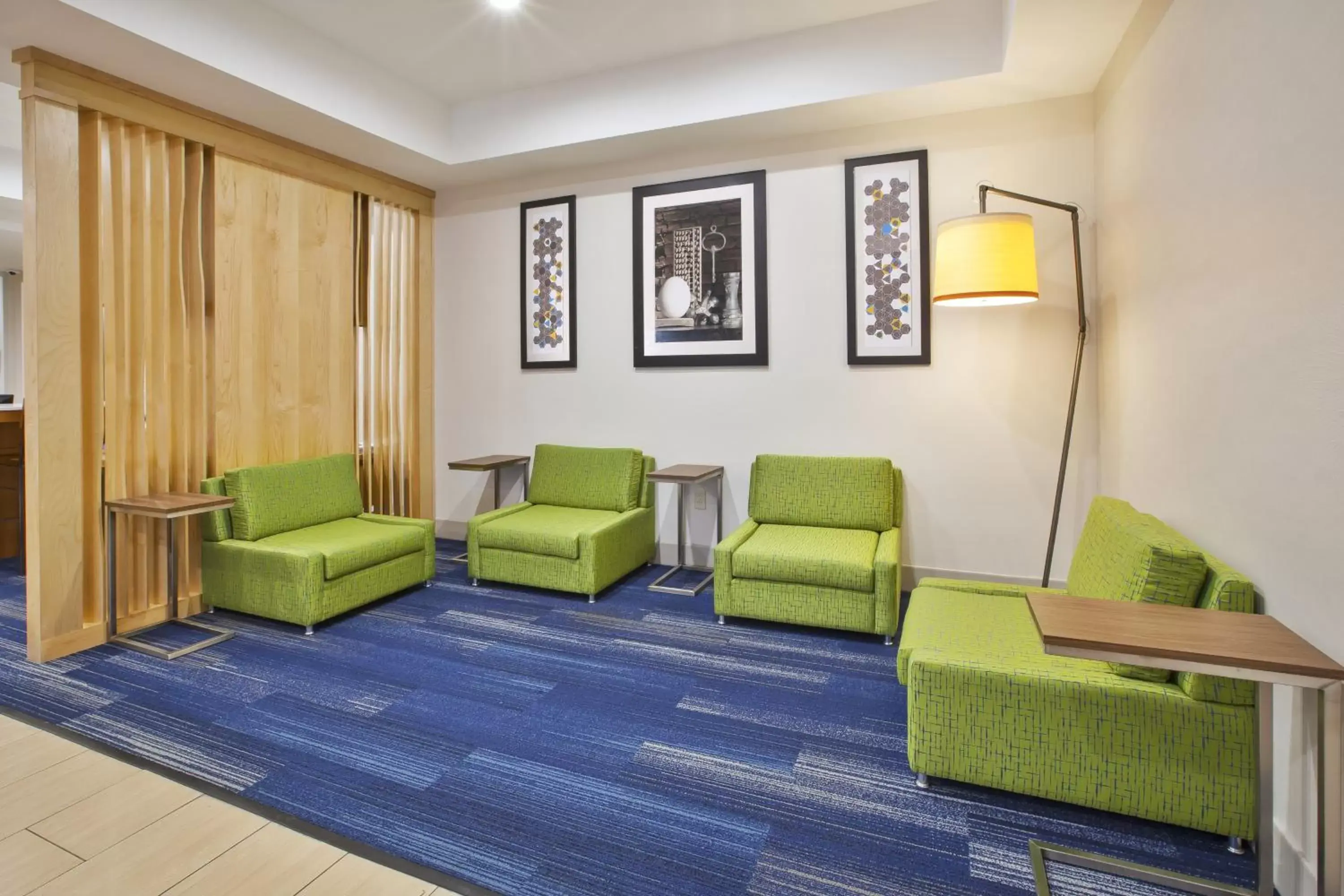 Lobby or reception, Seating Area in Holiday Inn Express Niles, an IHG Hotel