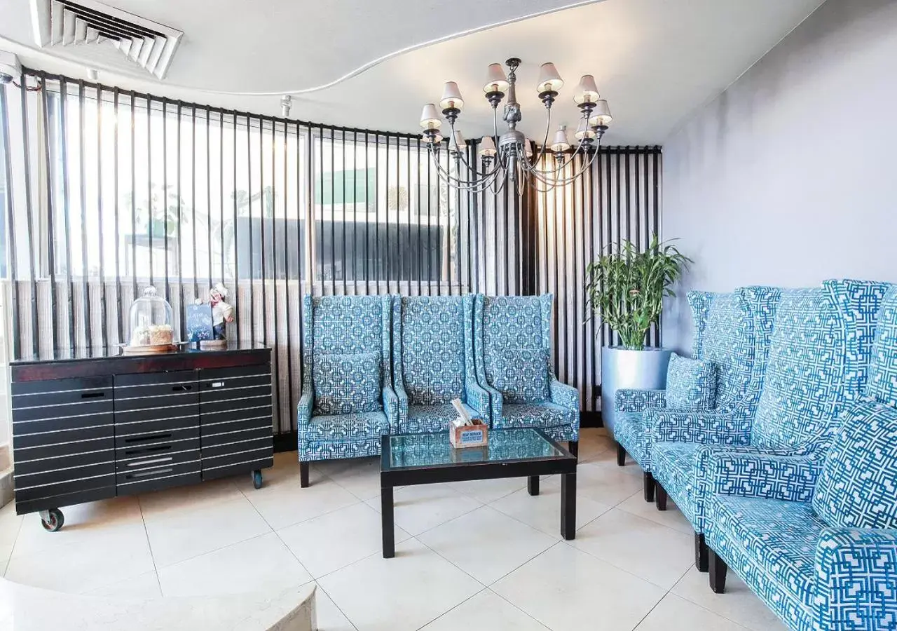 Lounge or bar, Seating Area in Blue Waters Hotel