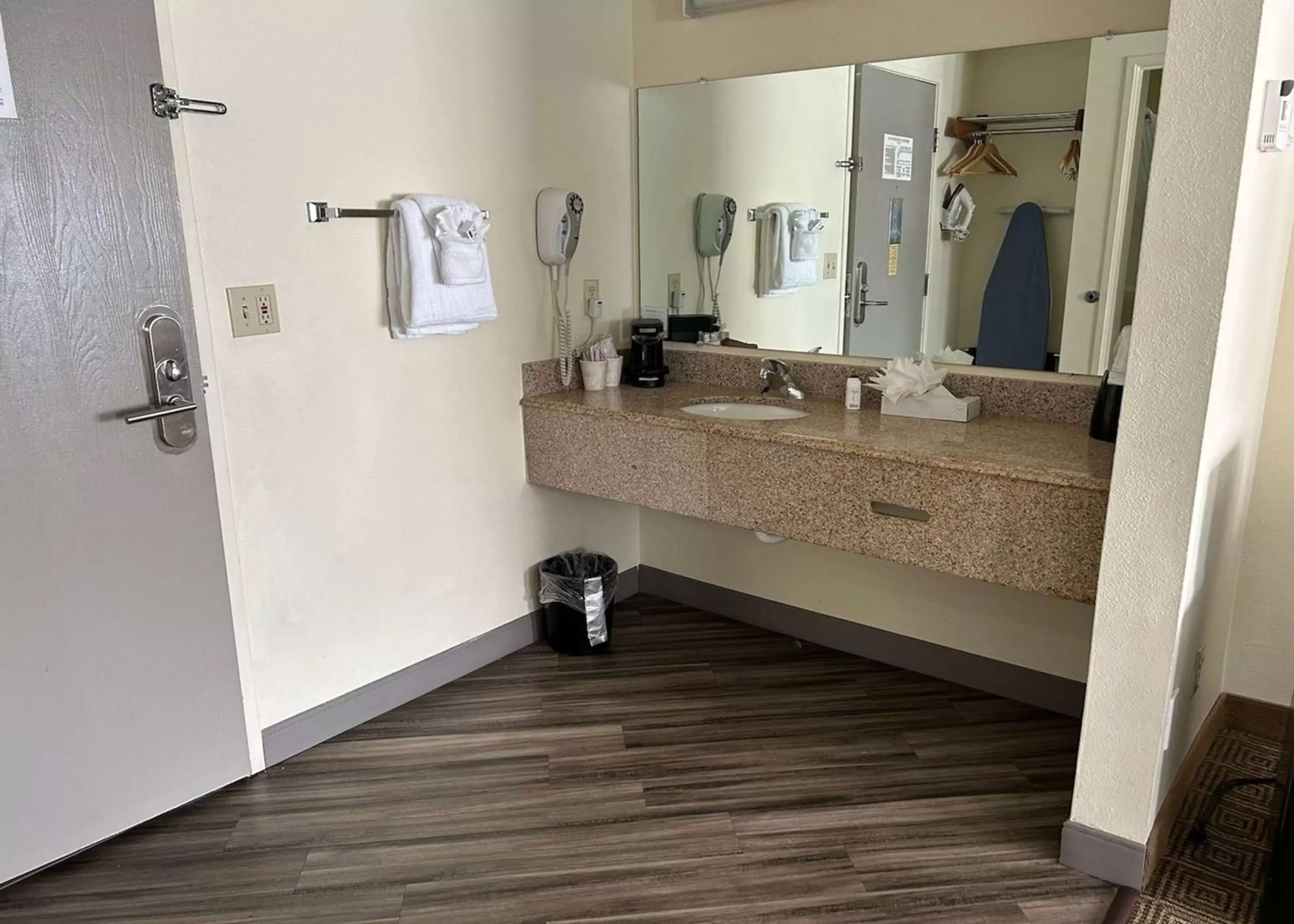 TV and multimedia, Bathroom in La Quinta by Wyndham Orlando South