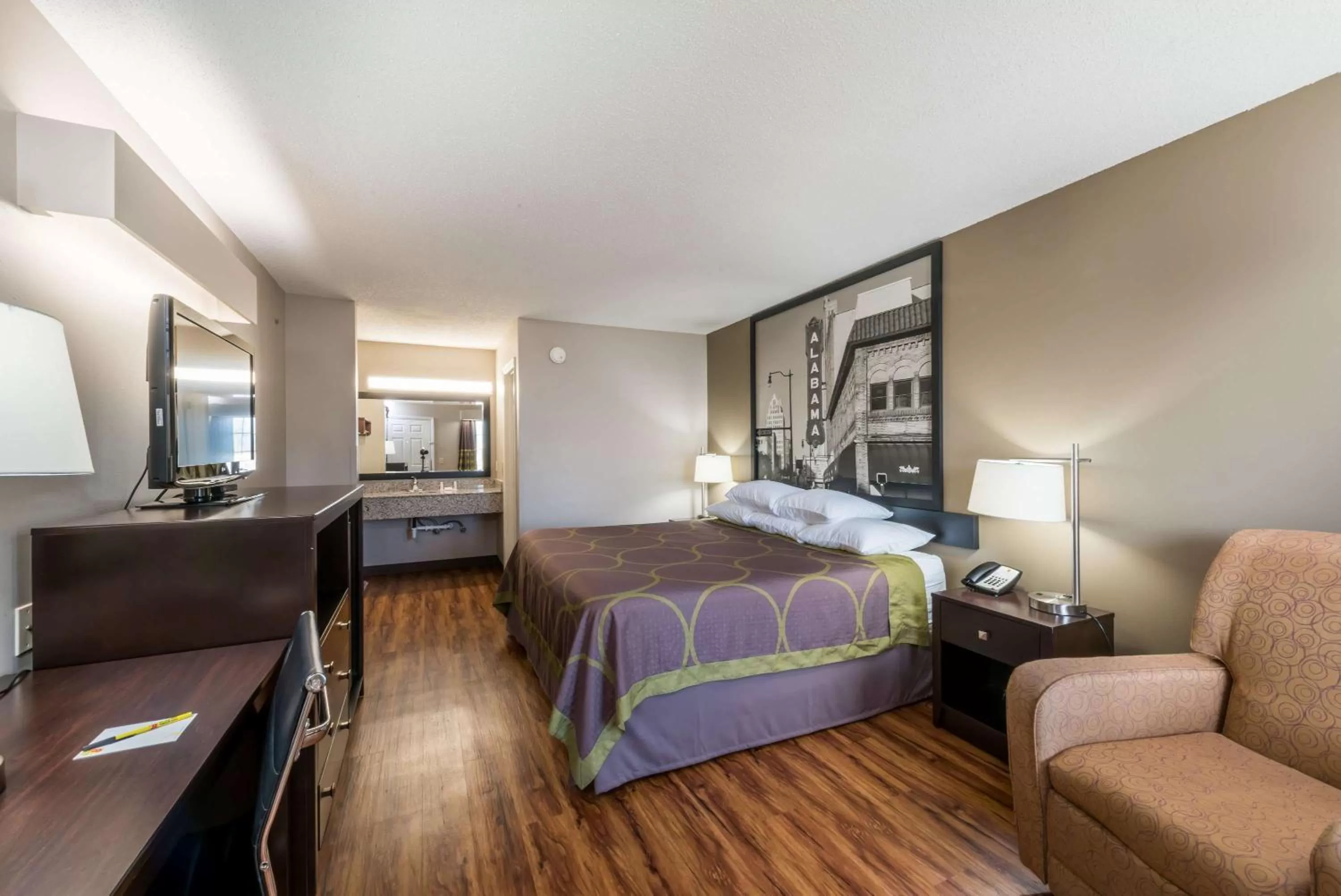 Photo of the whole room, Bed in Super 8 by Wyndham Alexander City