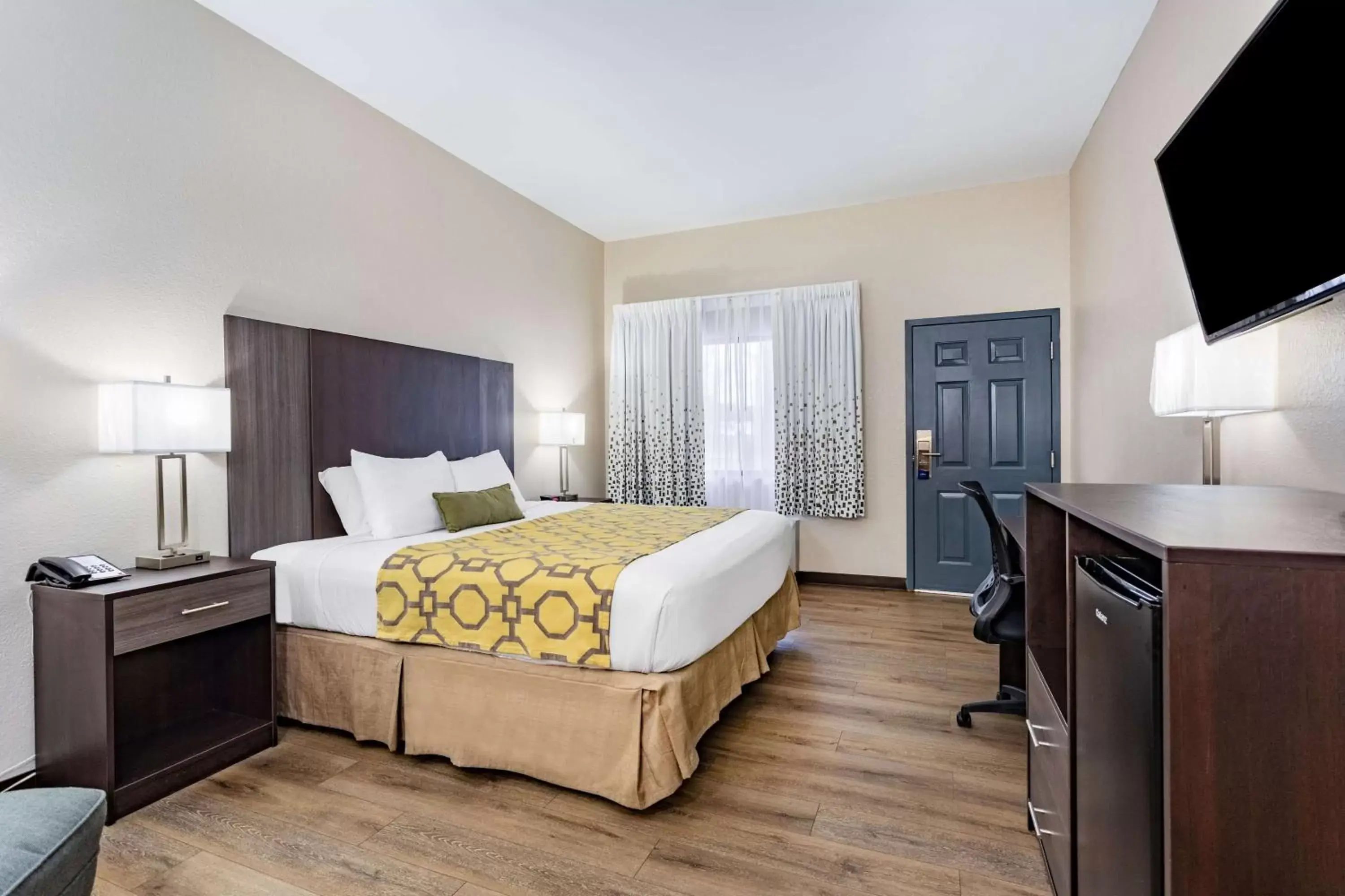 Photo of the whole room, Bed in Baymont by Wyndham Midway Tallahassee