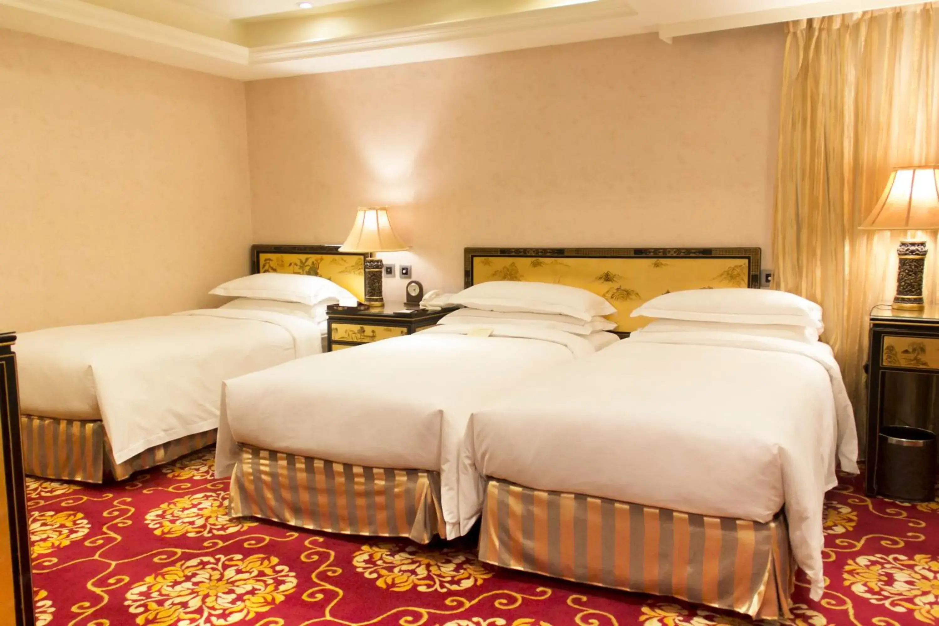 Photo of the whole room, Bed in Royal Seasons Hotel Taipei-Nanjing W
