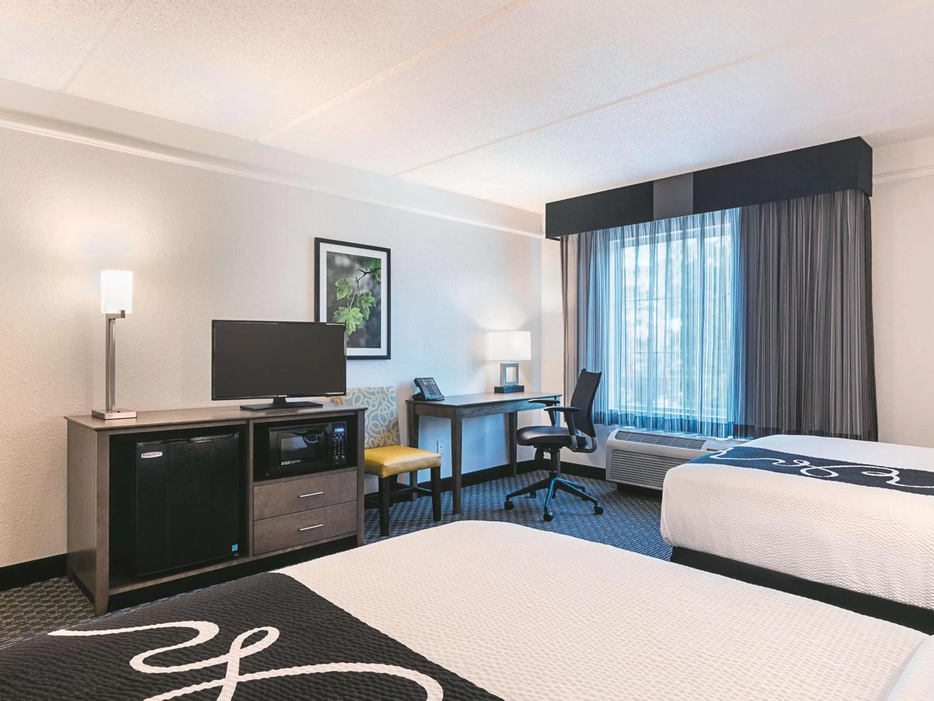 Photo of the whole room, Bed in La Quinta by Wyndham Atlanta Conyers