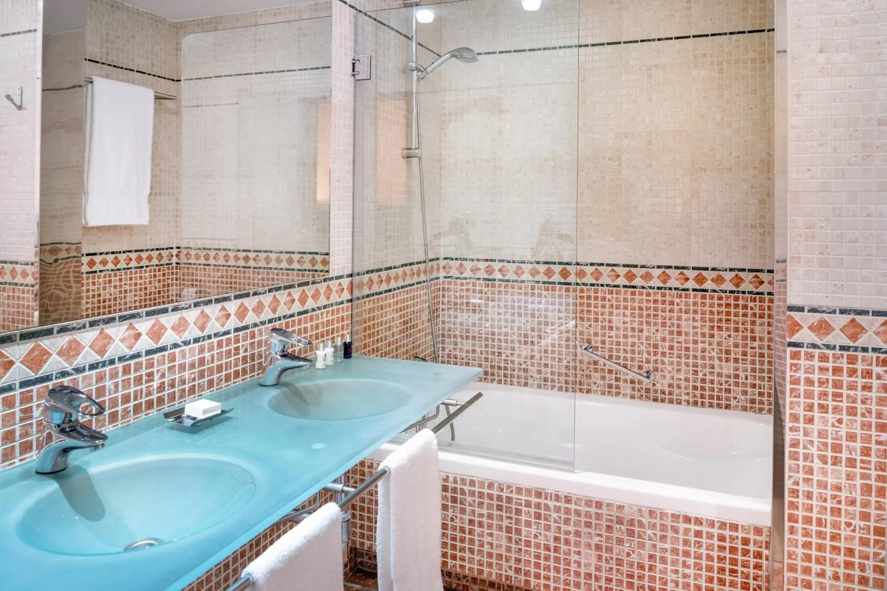 Bathroom in Hotel Palacio de Santa Paula, Autograph Collection