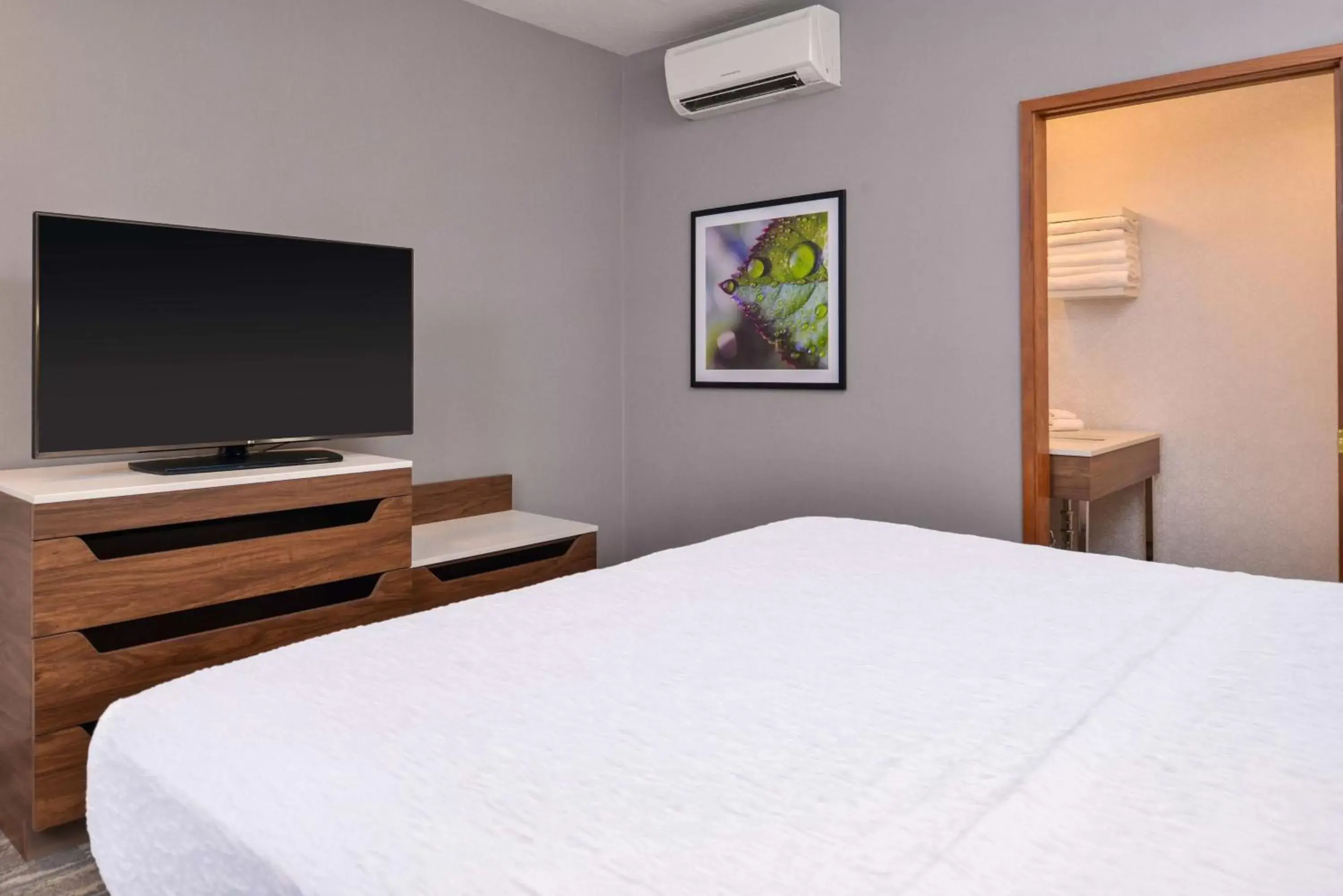 Bedroom, Bed in Hampton Inn & Suites Boise/Spectrum