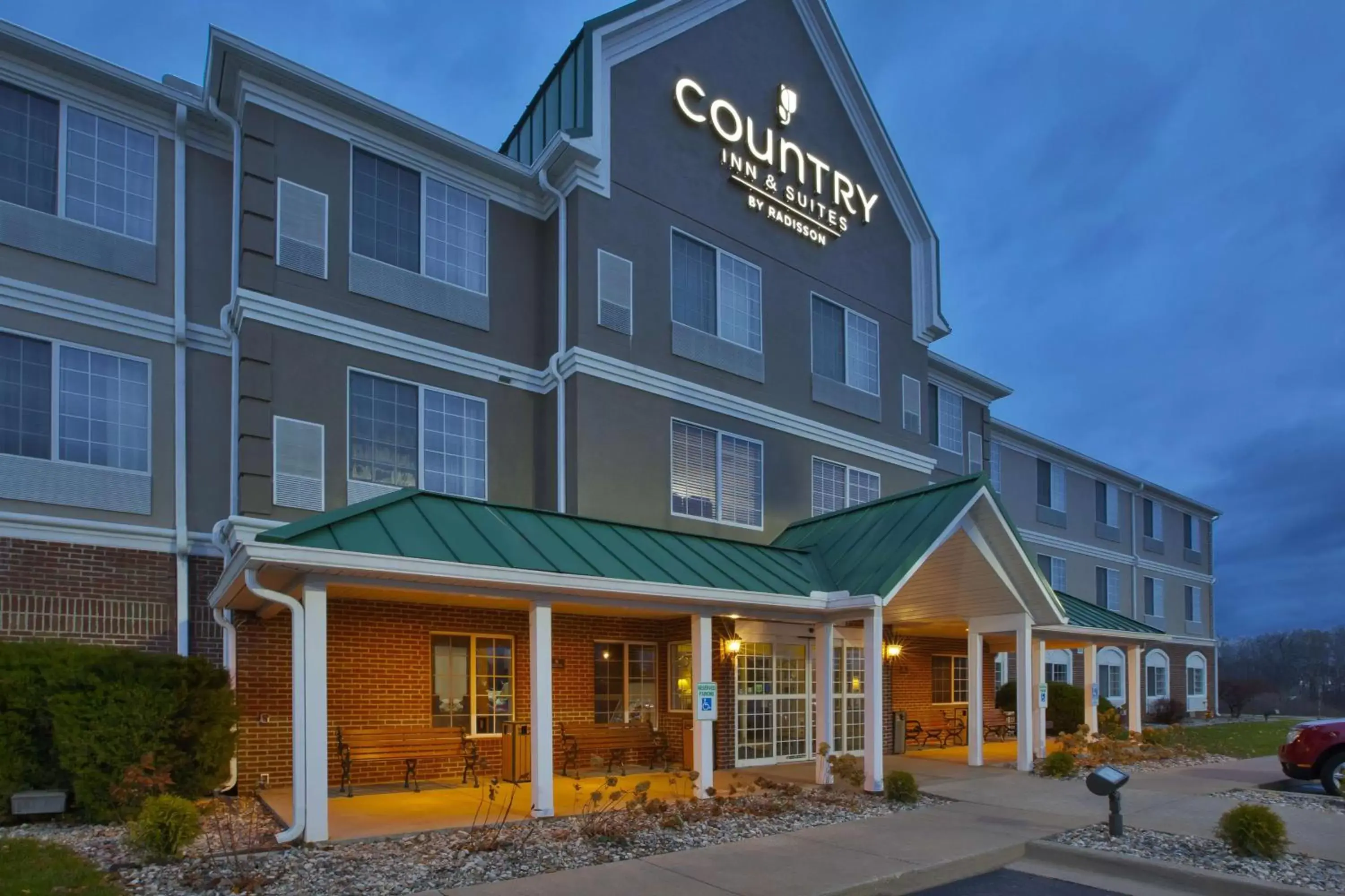Property Building in Country Inn & Suites by Radisson, Big Rapids, MI