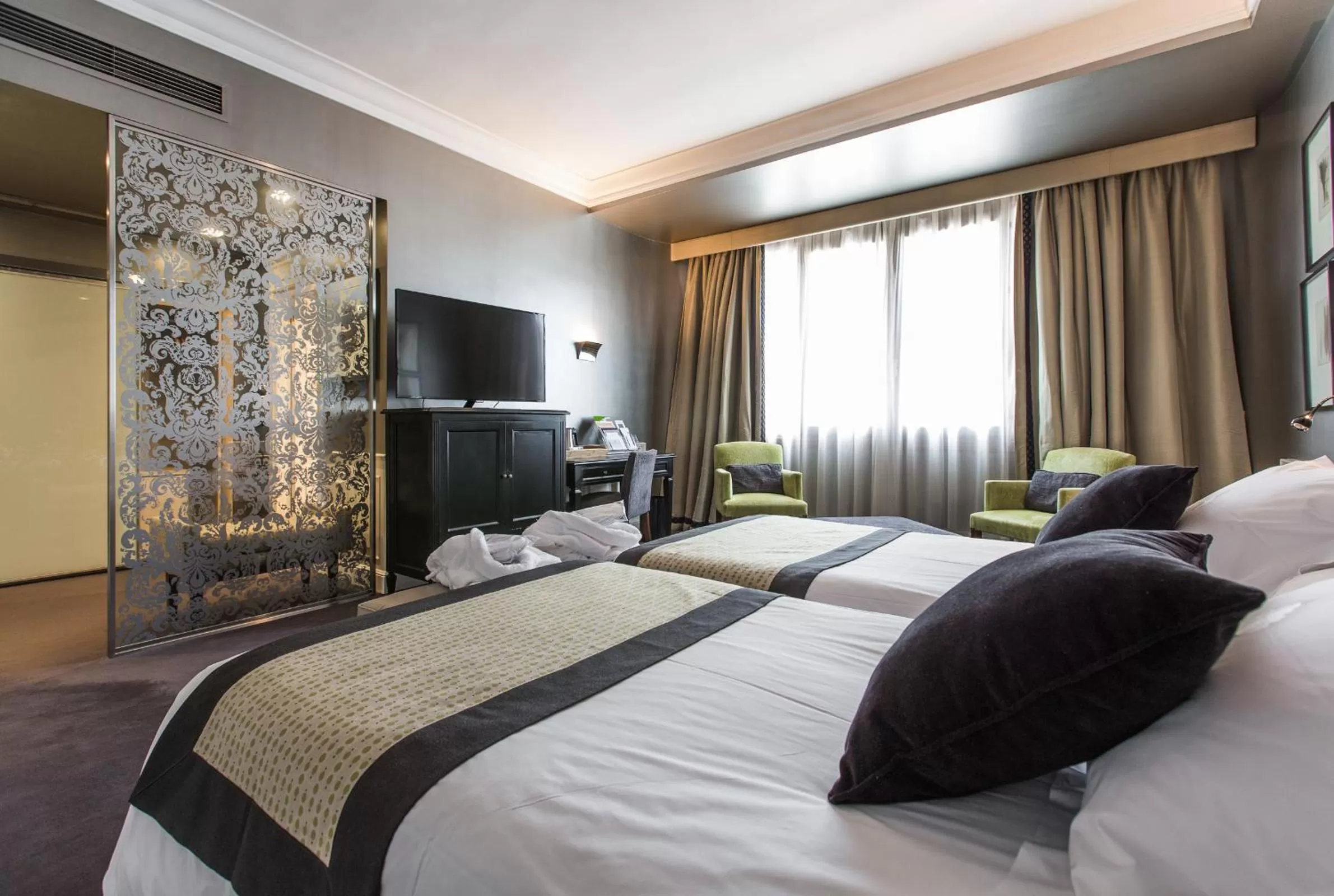 Photo of the whole room, Bed in Hotel Carlton