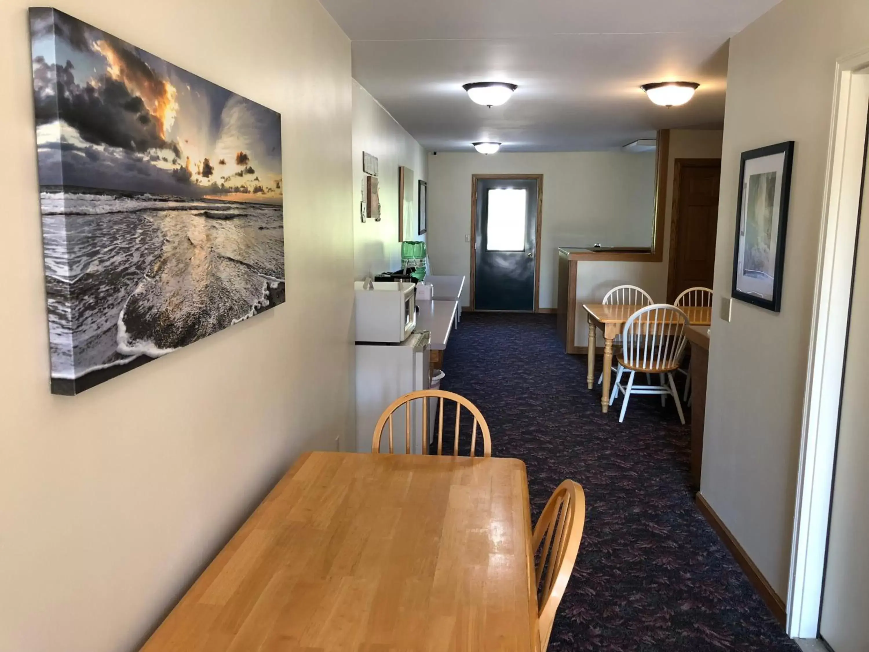 Lobby or reception, Dining Area in Village Inn Motel