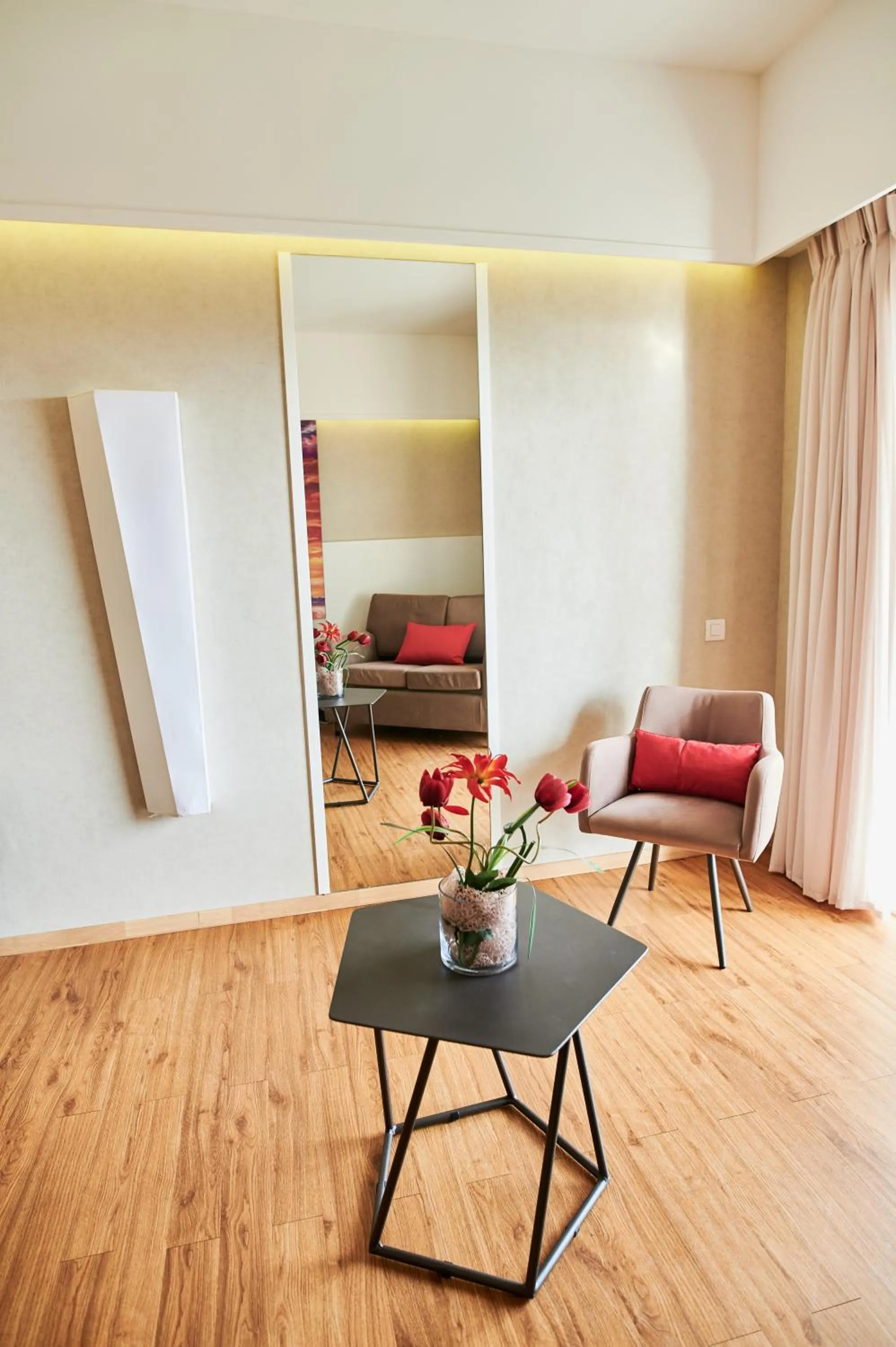 Seating area in Ramada Plaza by Wyndham Thraki