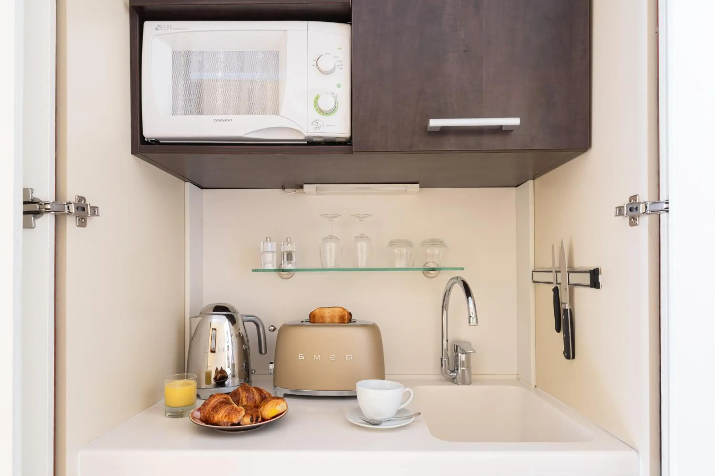 Kitchen or kitchenette, Bathroom in Kipling Manotel