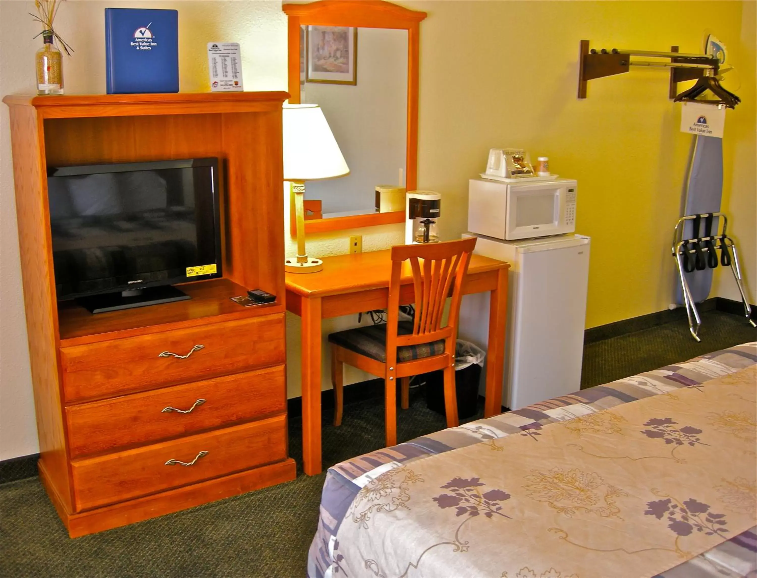 TV and multimedia, TV/Entertainment Center in Americas Best Value Inn - Pendleton