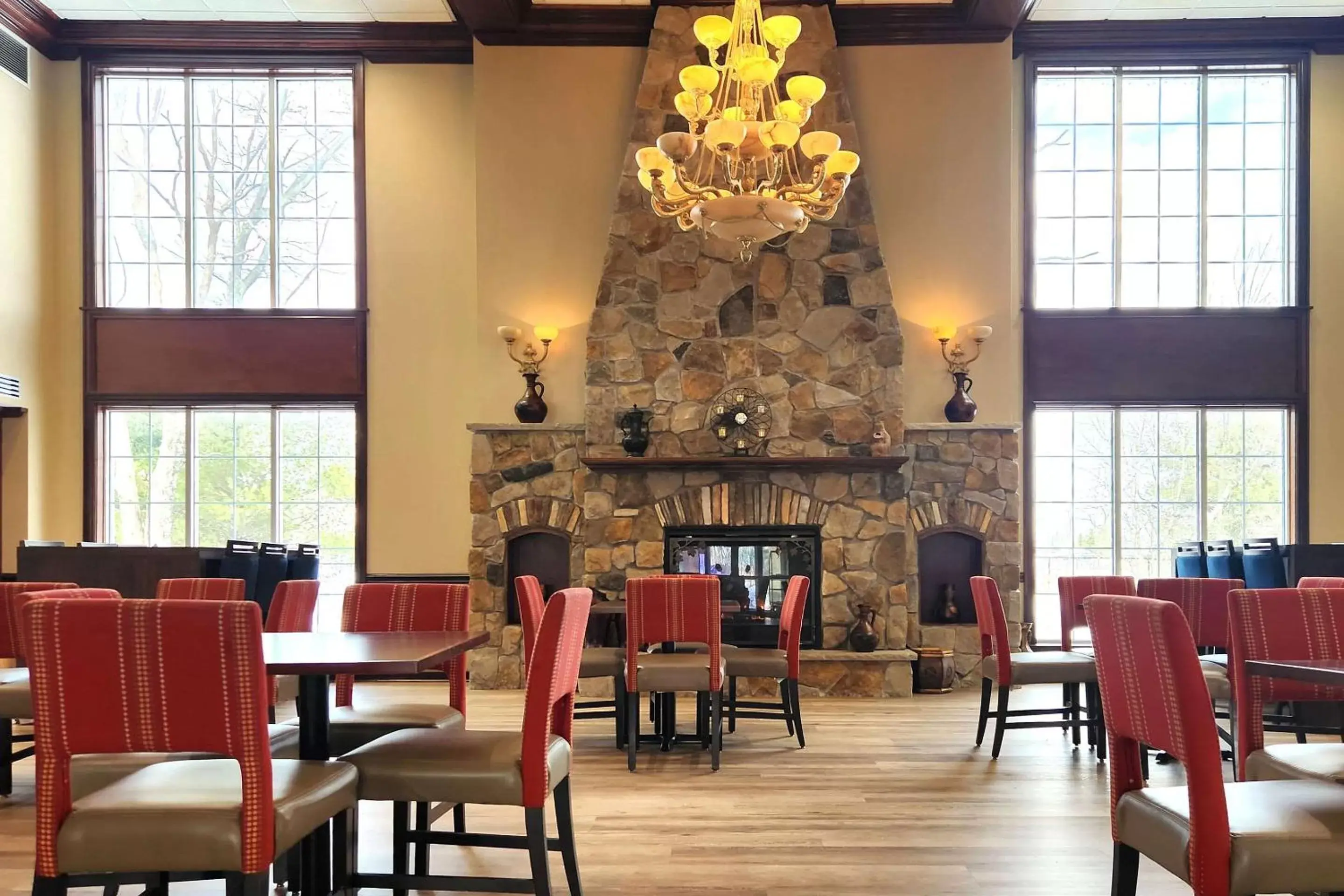 Property building, Restaurant/Places to Eat in Comfort Inn & Suites Mount Pocono