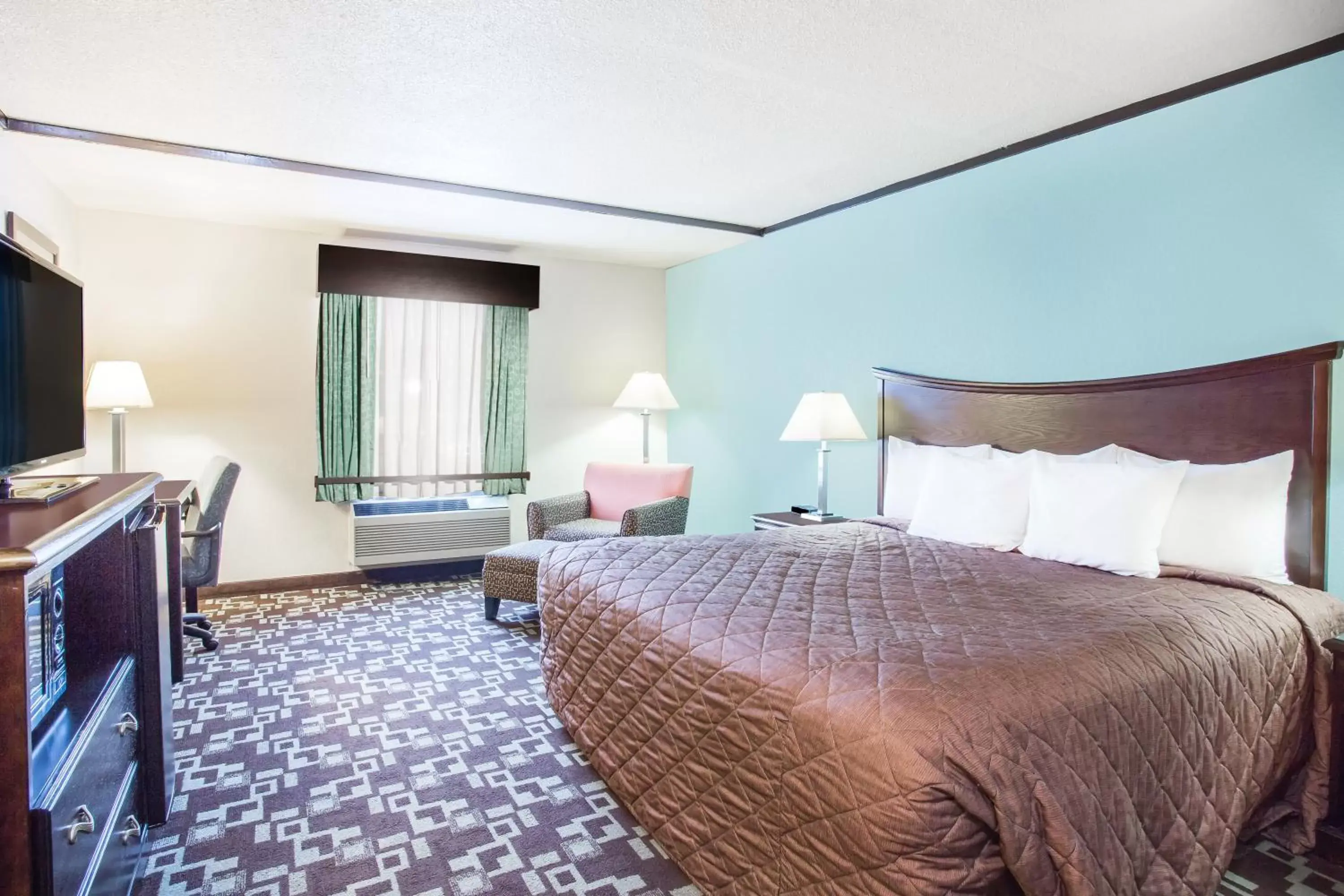 Photo of the whole room, Bed in Super 8 by Wyndham Daleville/Roanoke