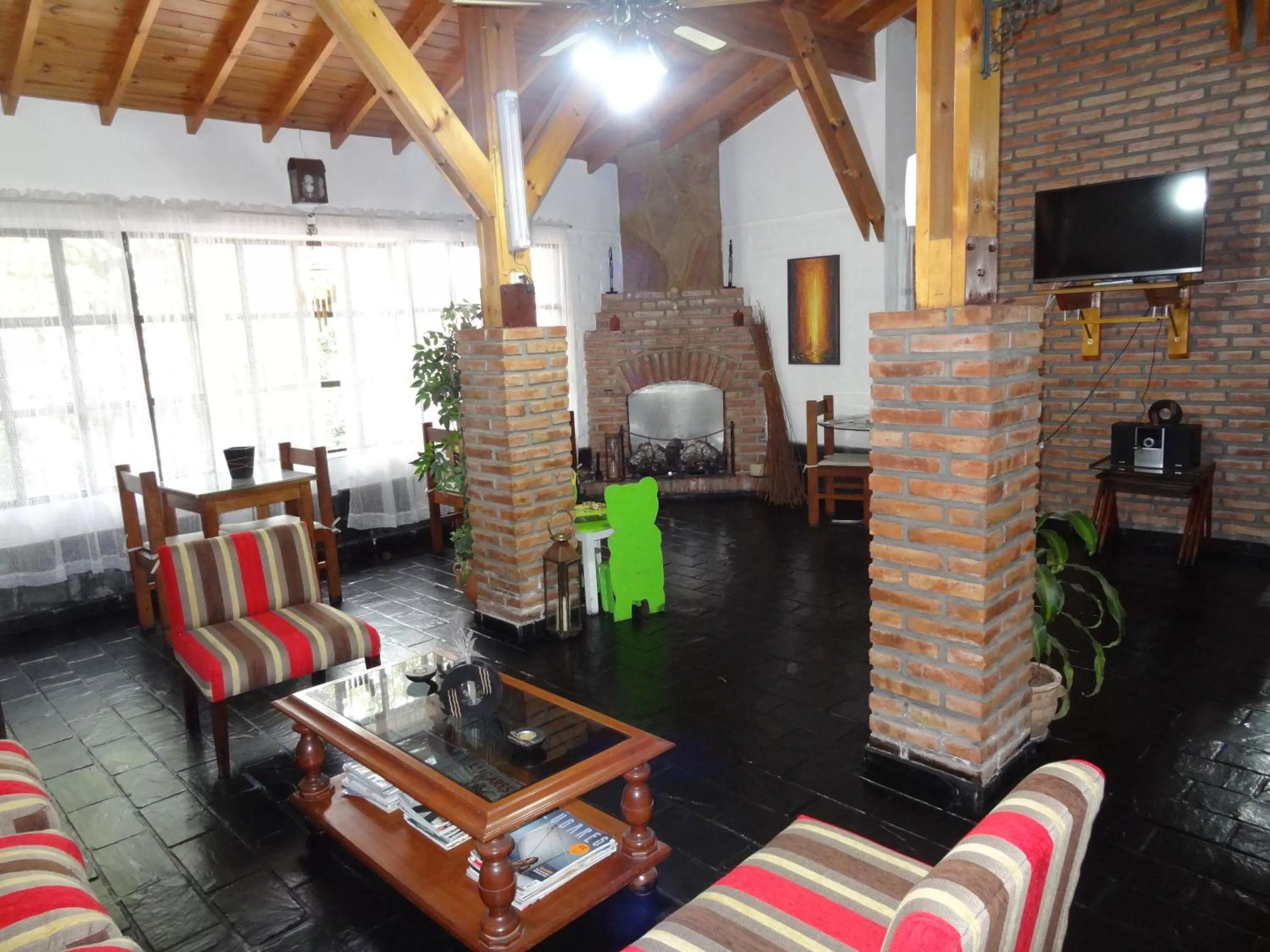 Communal lounge/ TV room in Hostería Lida