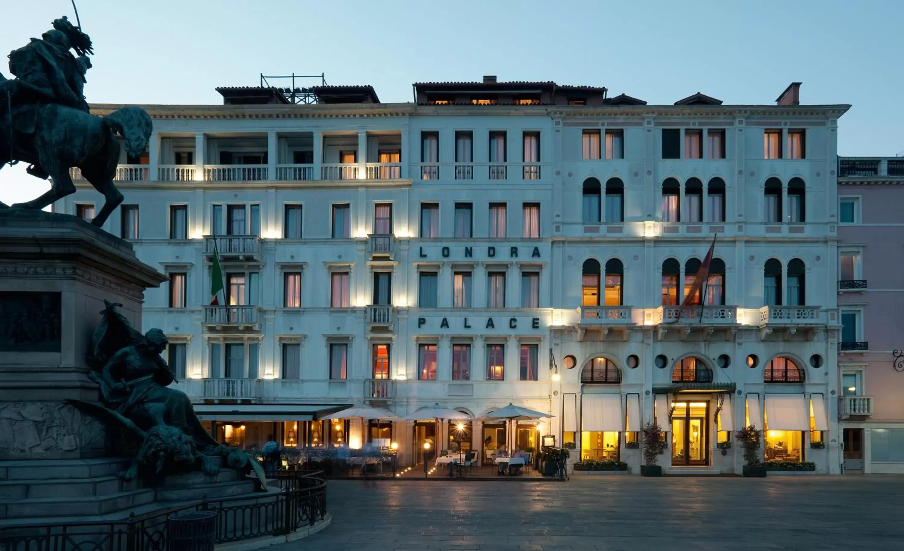 Facade/entrance, Property Building in Londra Palace Venezia