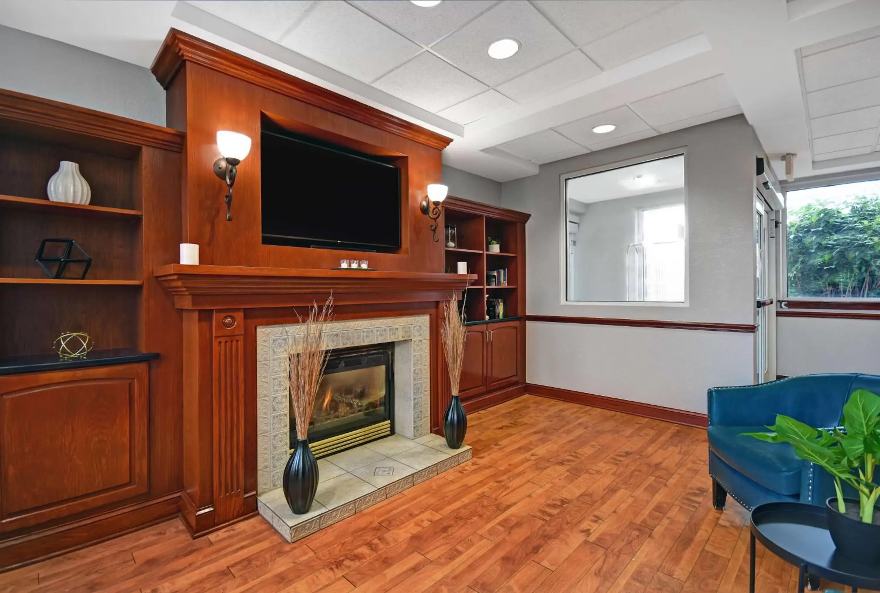 Lobby or reception, TV/Entertainment Center in Country Inn & Suites by Radisson, Rochester-University Area, NY