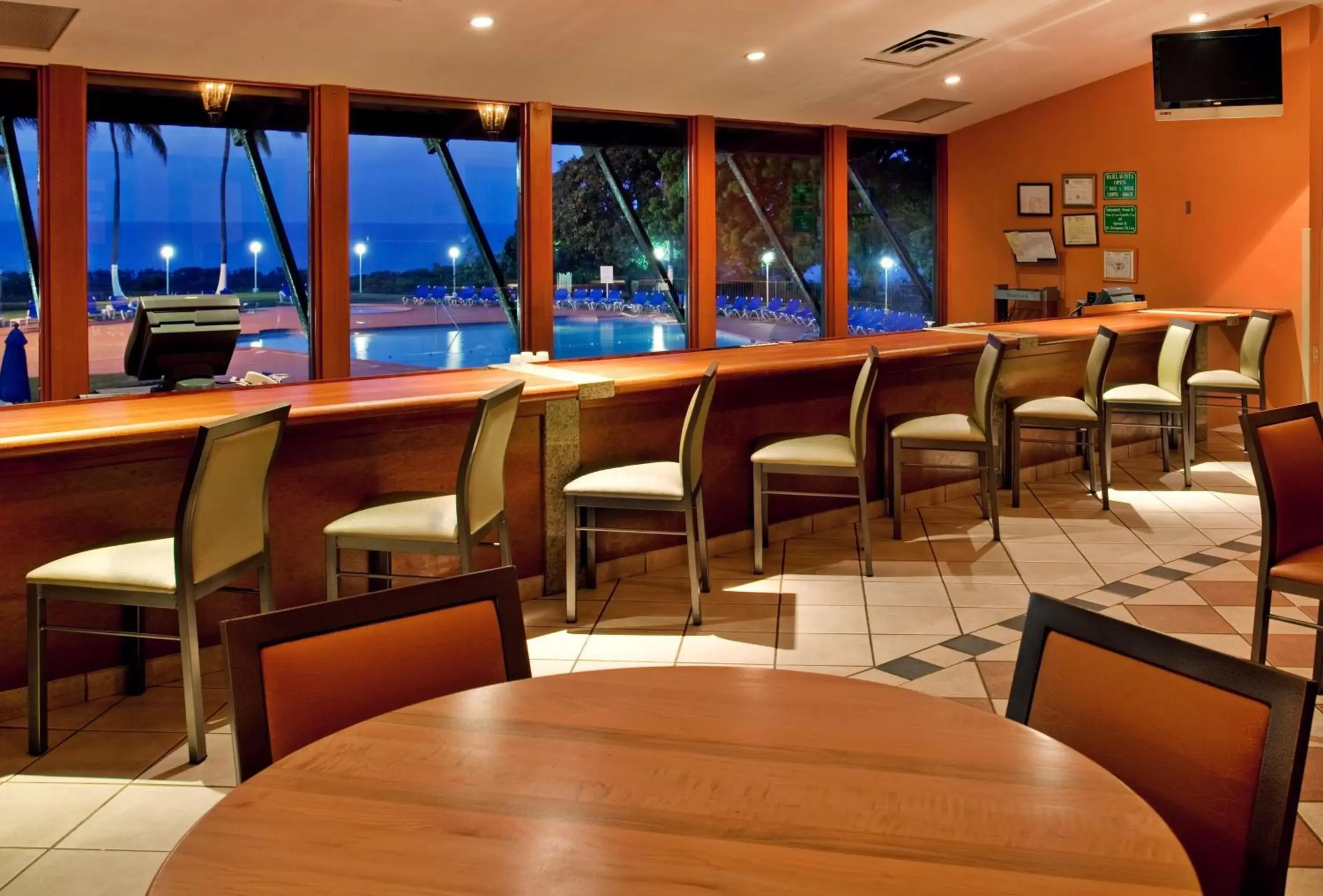 Lounge or bar, Restaurant/Places to Eat in Holiday Inn Ponce & El Tropical Casino, an IHG Hotel