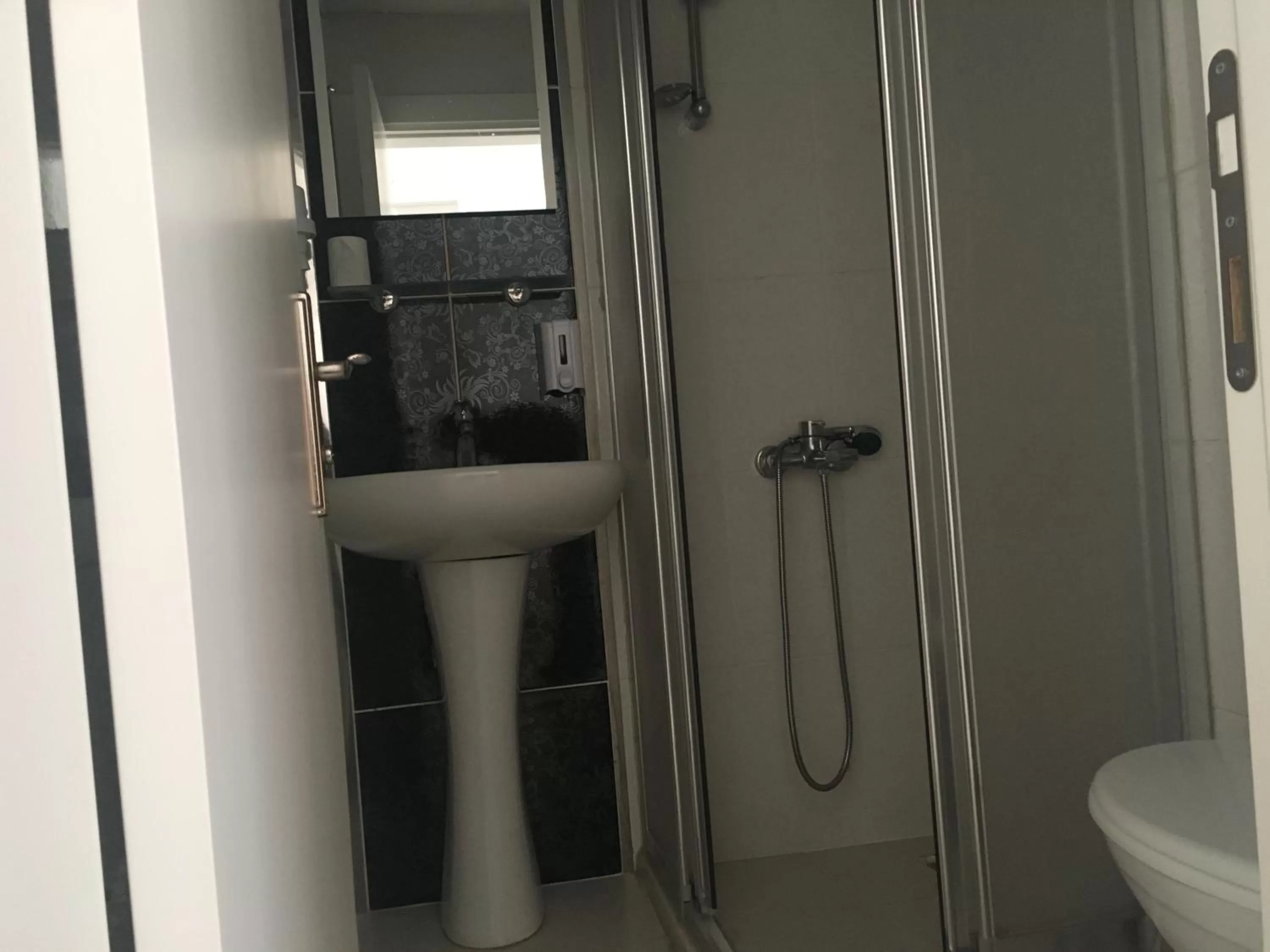 Shower in Mutado Hotel