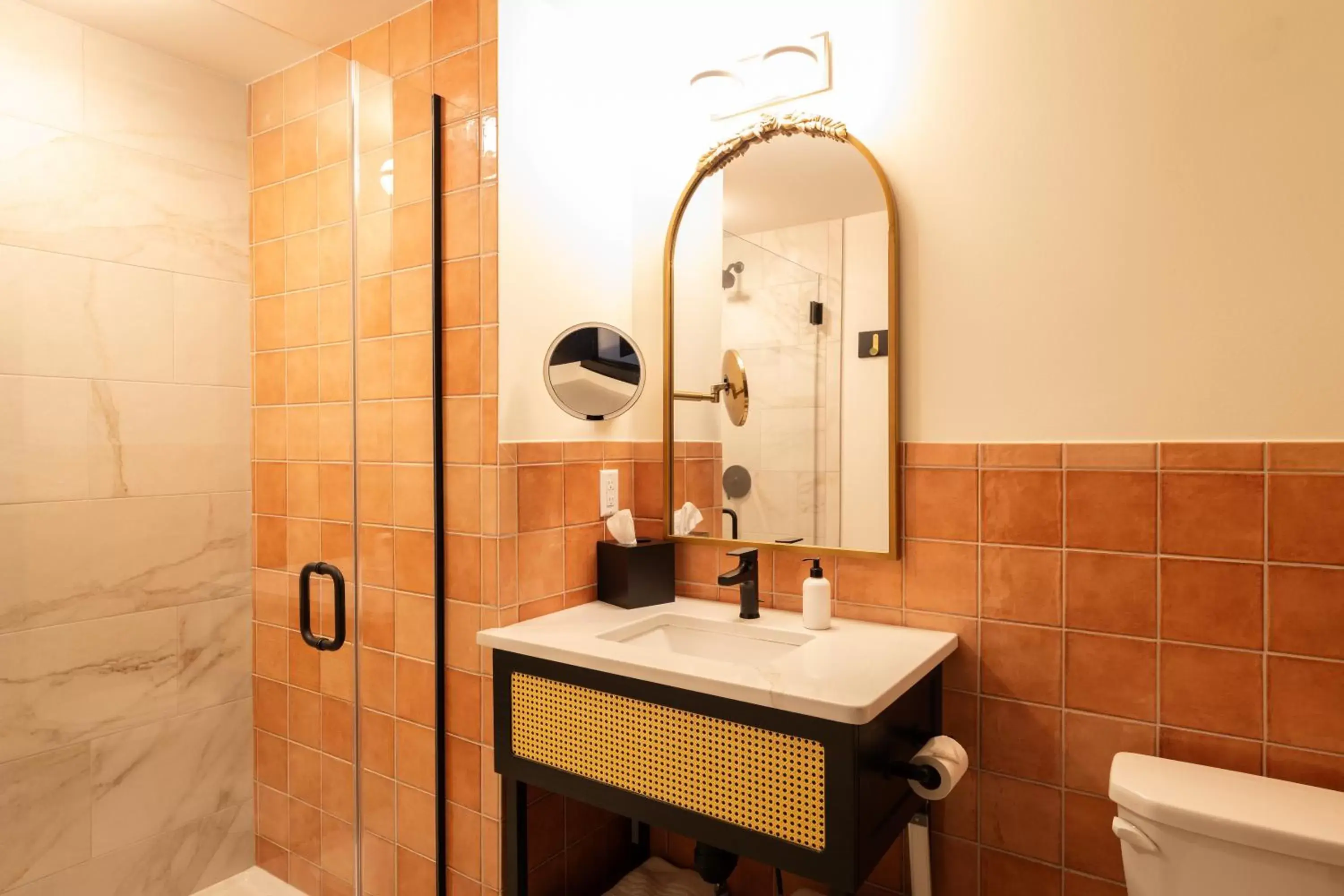 Shower, Bathroom in Hotel Thaxter