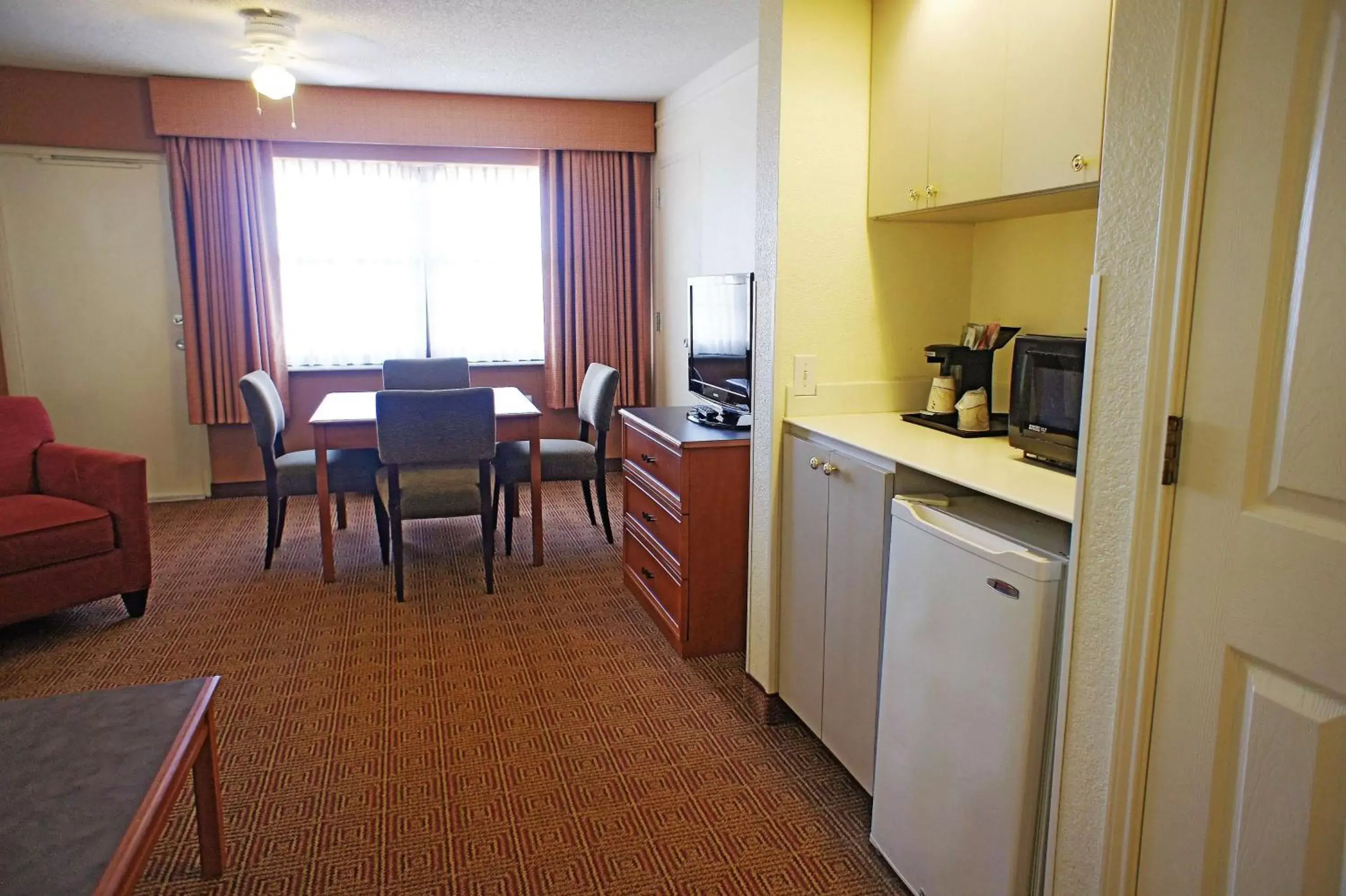Photo of the whole room, Kitchen/Kitchenette in La Quinta by Wyndham Coral Springs University Dr