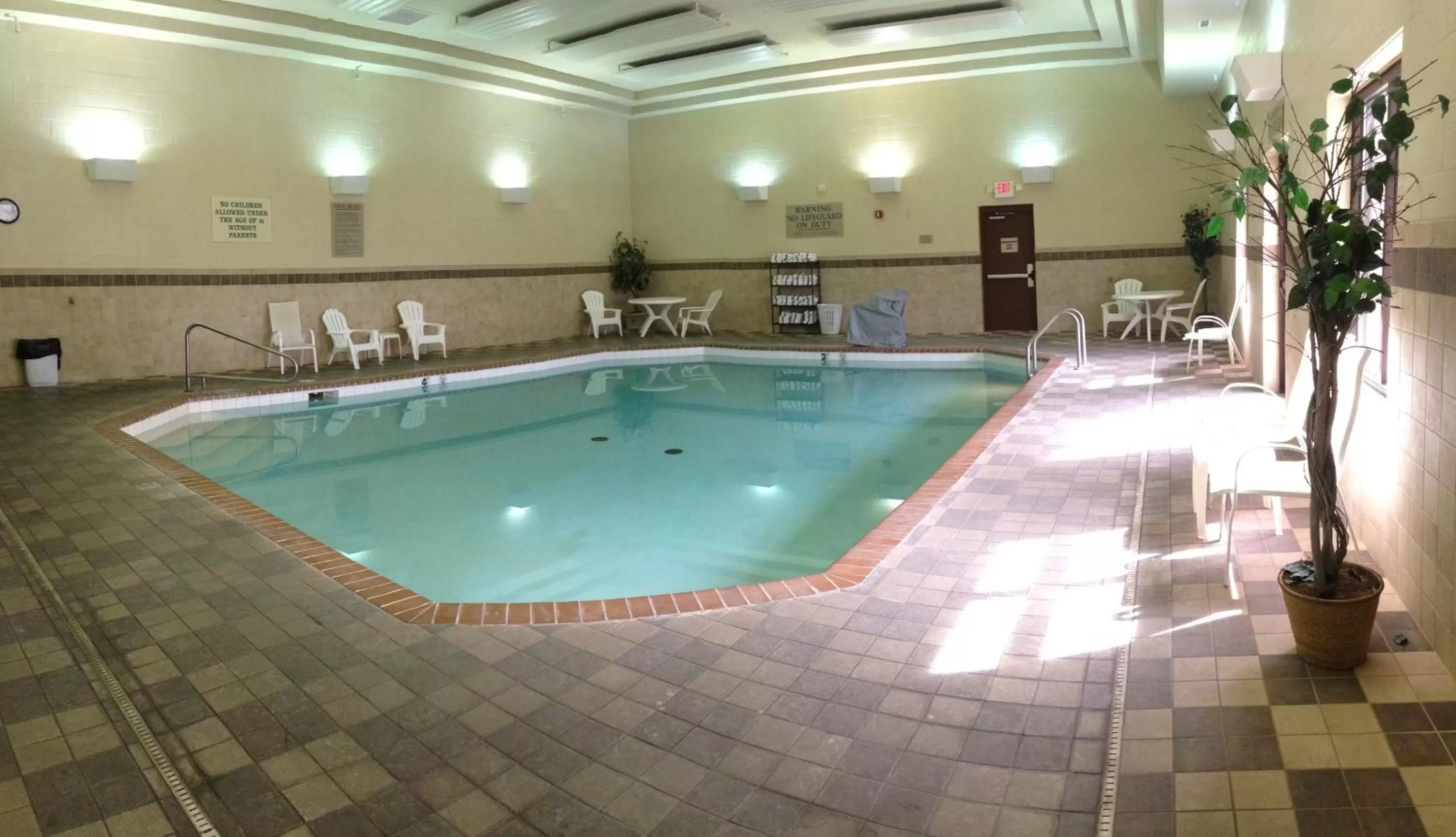 Swimming pool in Country Inn & Suites by Radisson, Lincoln North Hotel and Conference Center, NE