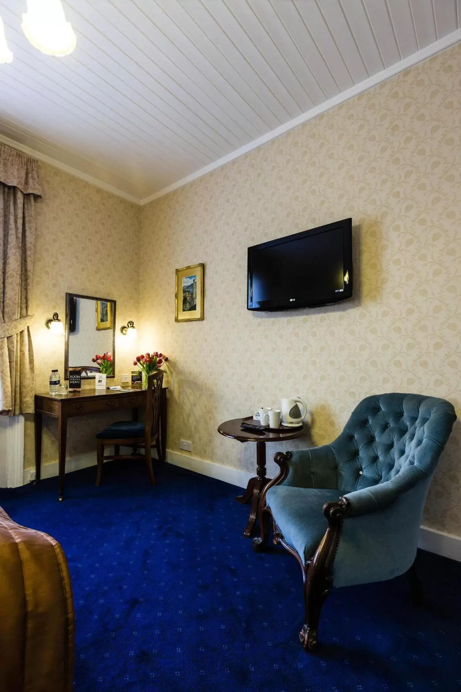 TV and multimedia, TV/Entertainment Center in Best Western Swiss Cottage Hotel