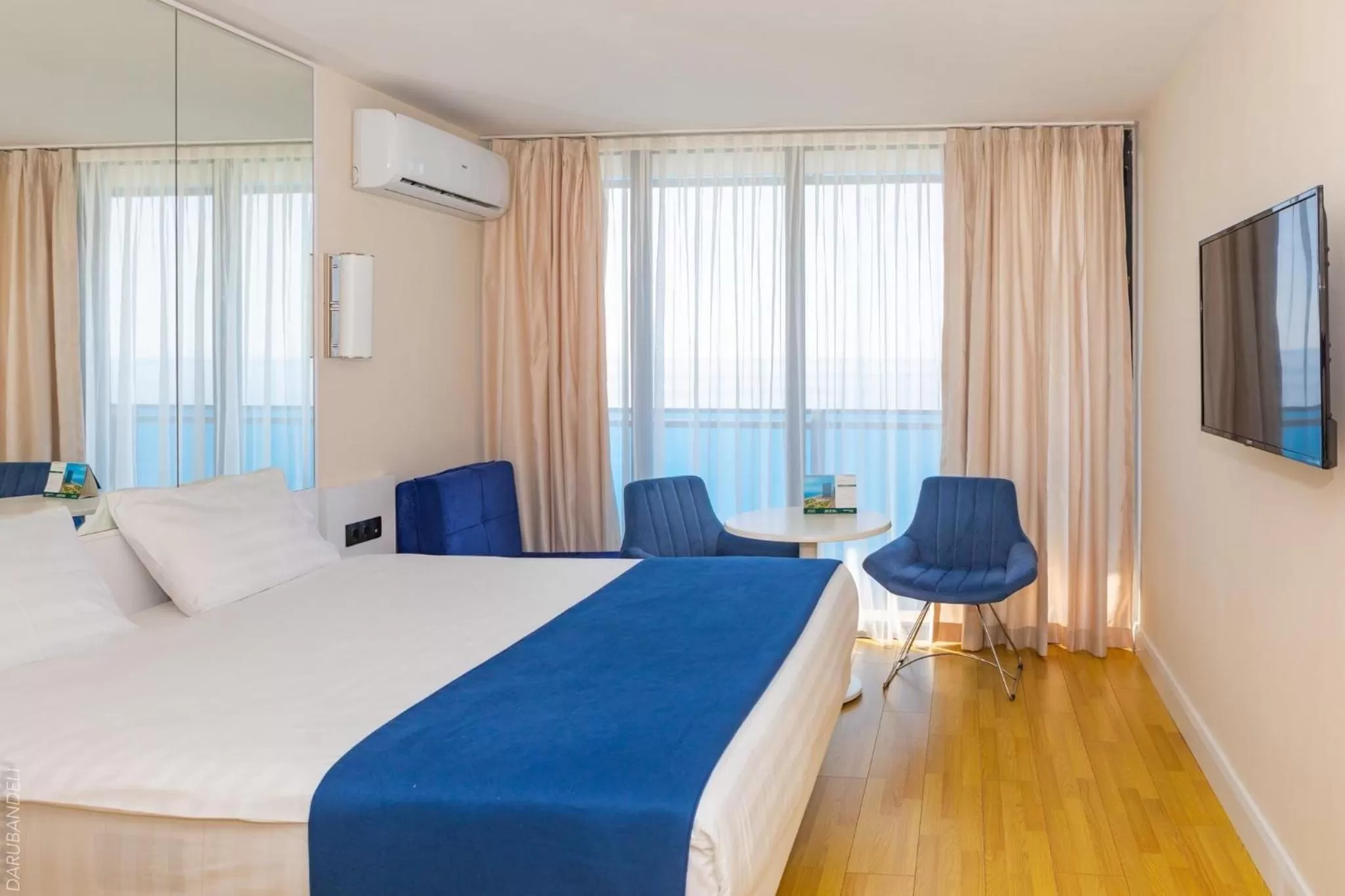 Communal lounge/ TV room, Bed in Orbi City Luxury Suite
