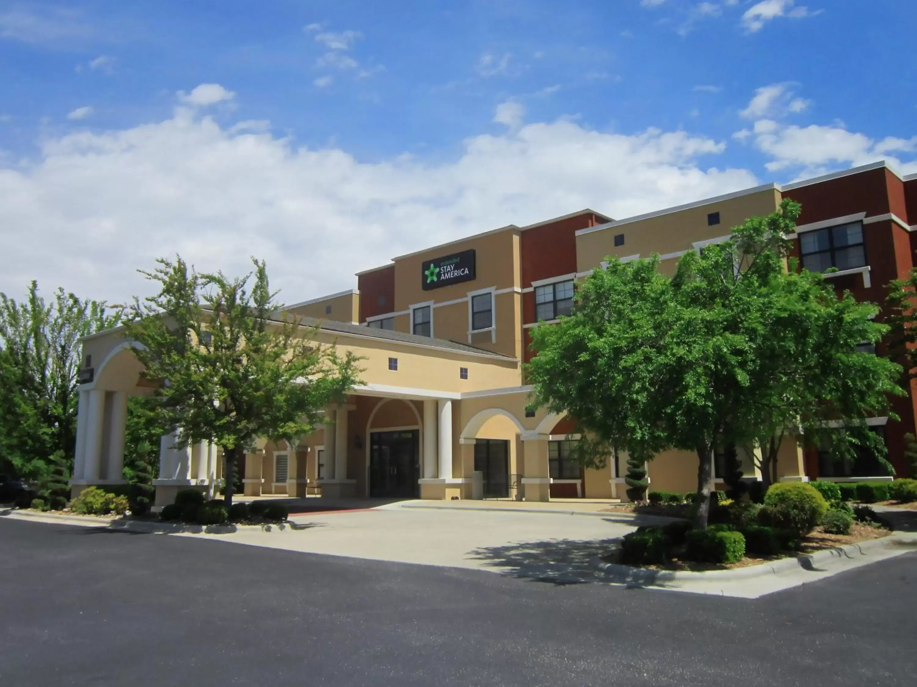 Property building in Extended Stay America Suites - Fayetteville - Cross Creek Mall
