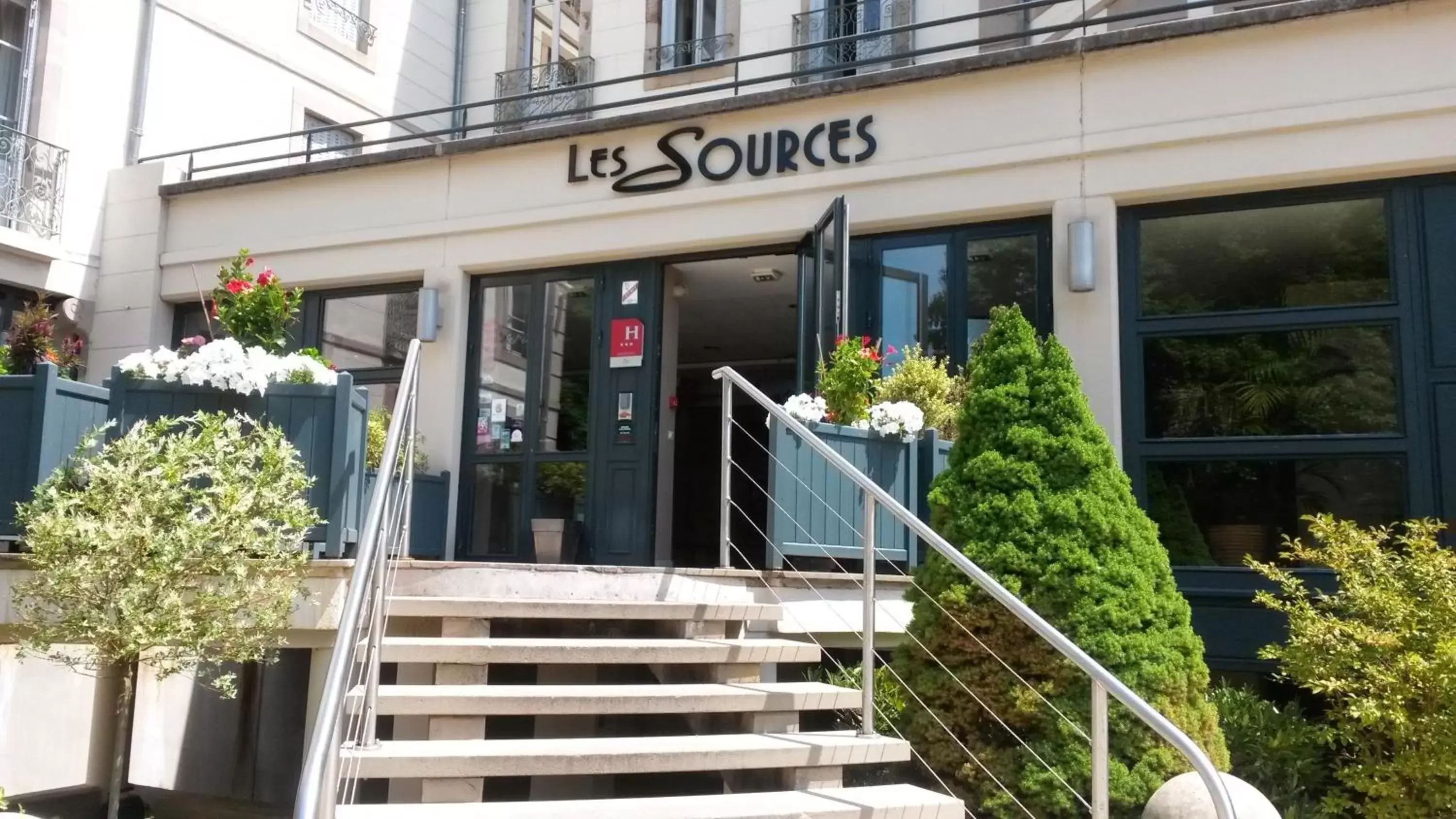 Facade/entrance in CERISE Luxeuil Les Sources