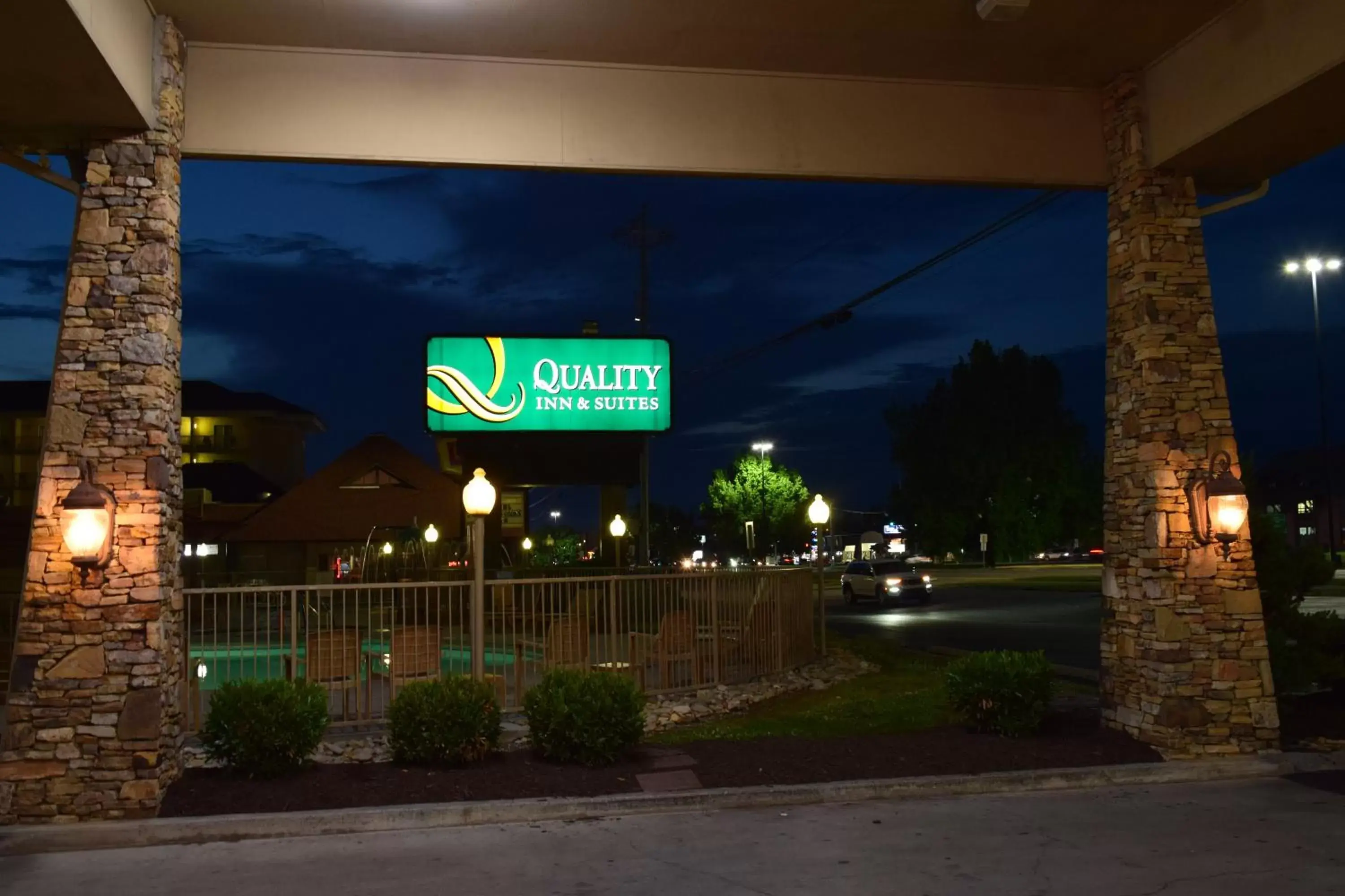 Swimming pool, Property Building in Quality Inn & Suites at Dollywood Lane