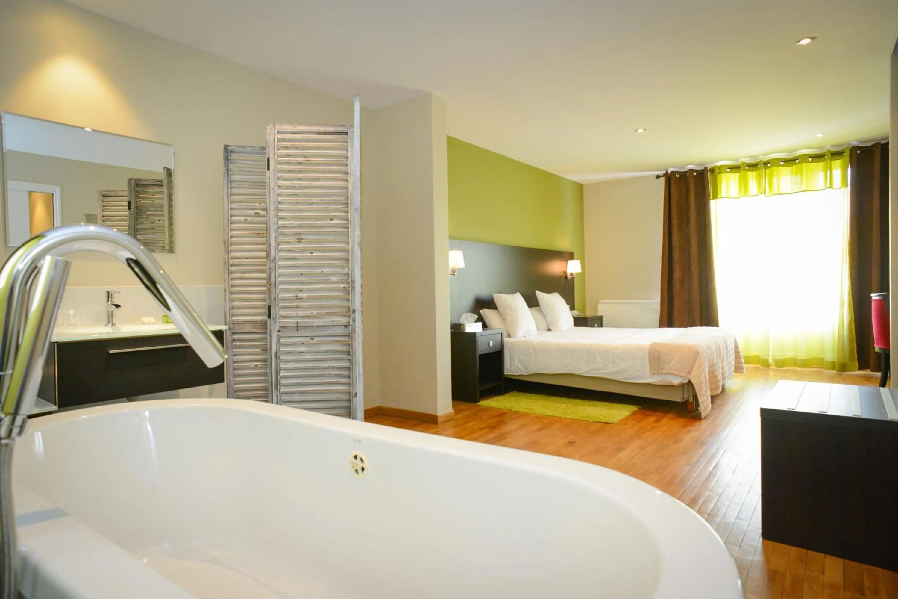 Photo of the whole room, Bed in Logis Hôtel Restaurant l'Auberge Normande