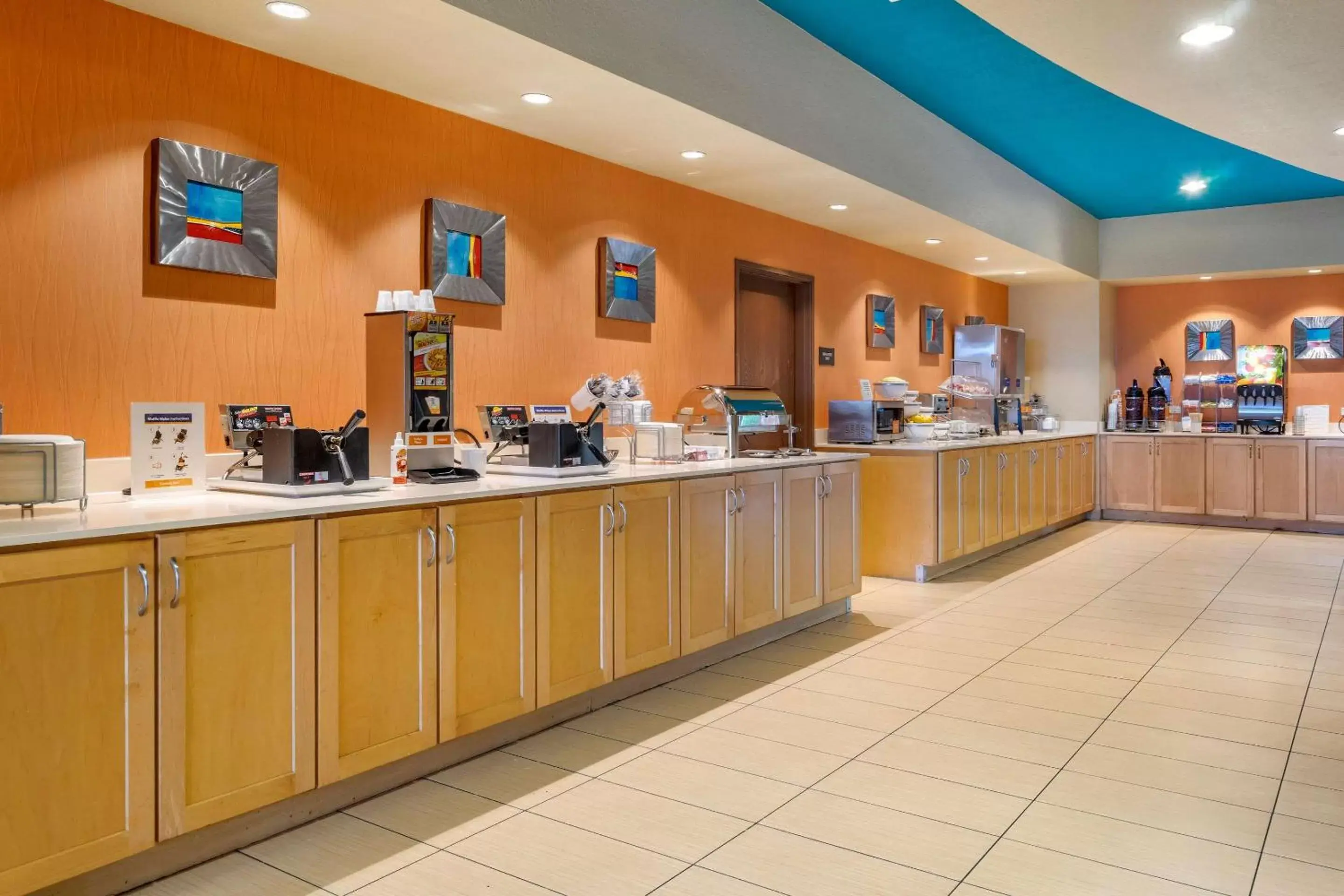 Restaurant/Places to Eat in Comfort Suites Tampa Fairgrounds - Casino