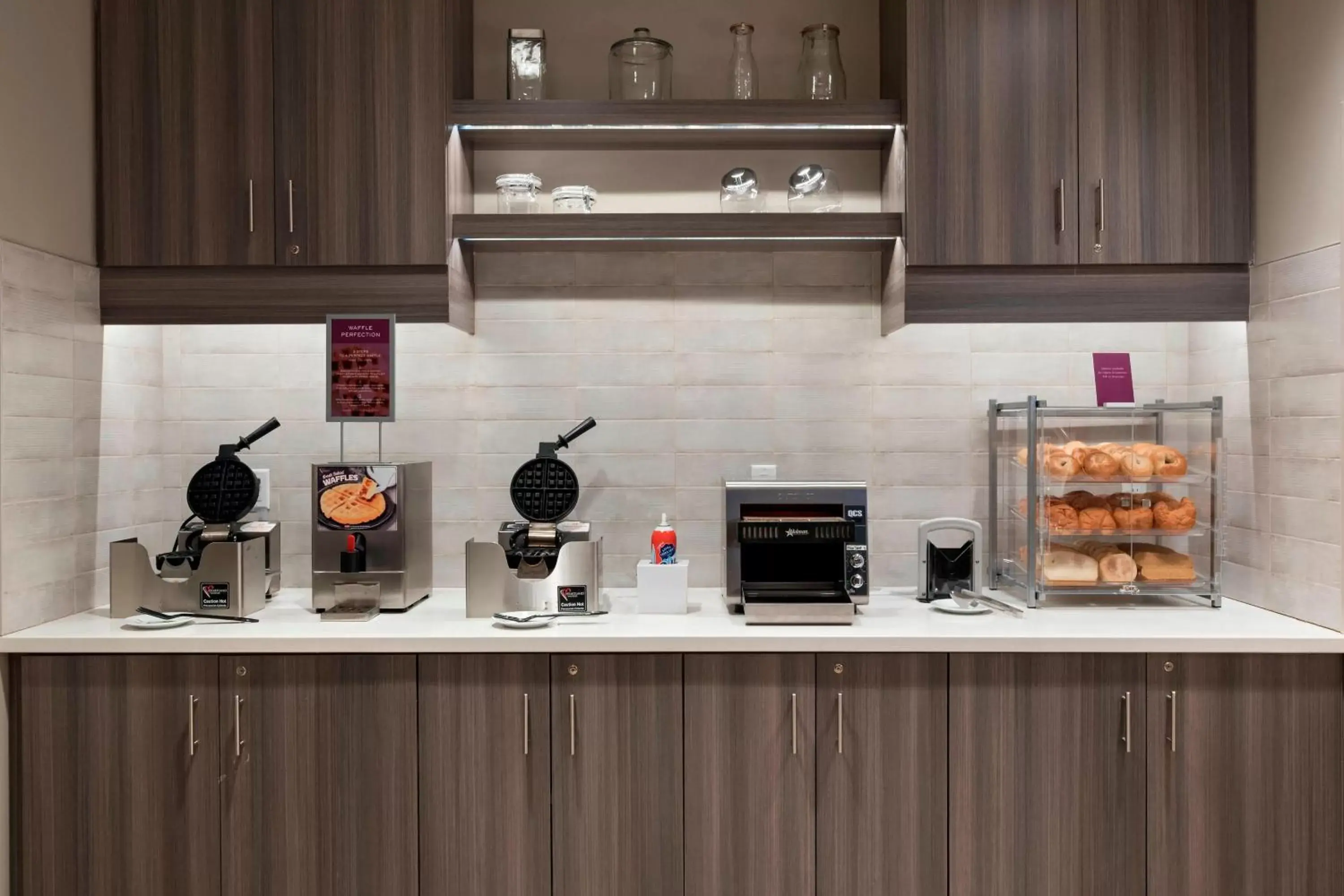 Breakfast, Kitchen/Kitchenette in Residence Inn by Marriott St. Paul Downtown