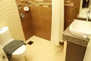 Bathroom in Sebastien Hotel