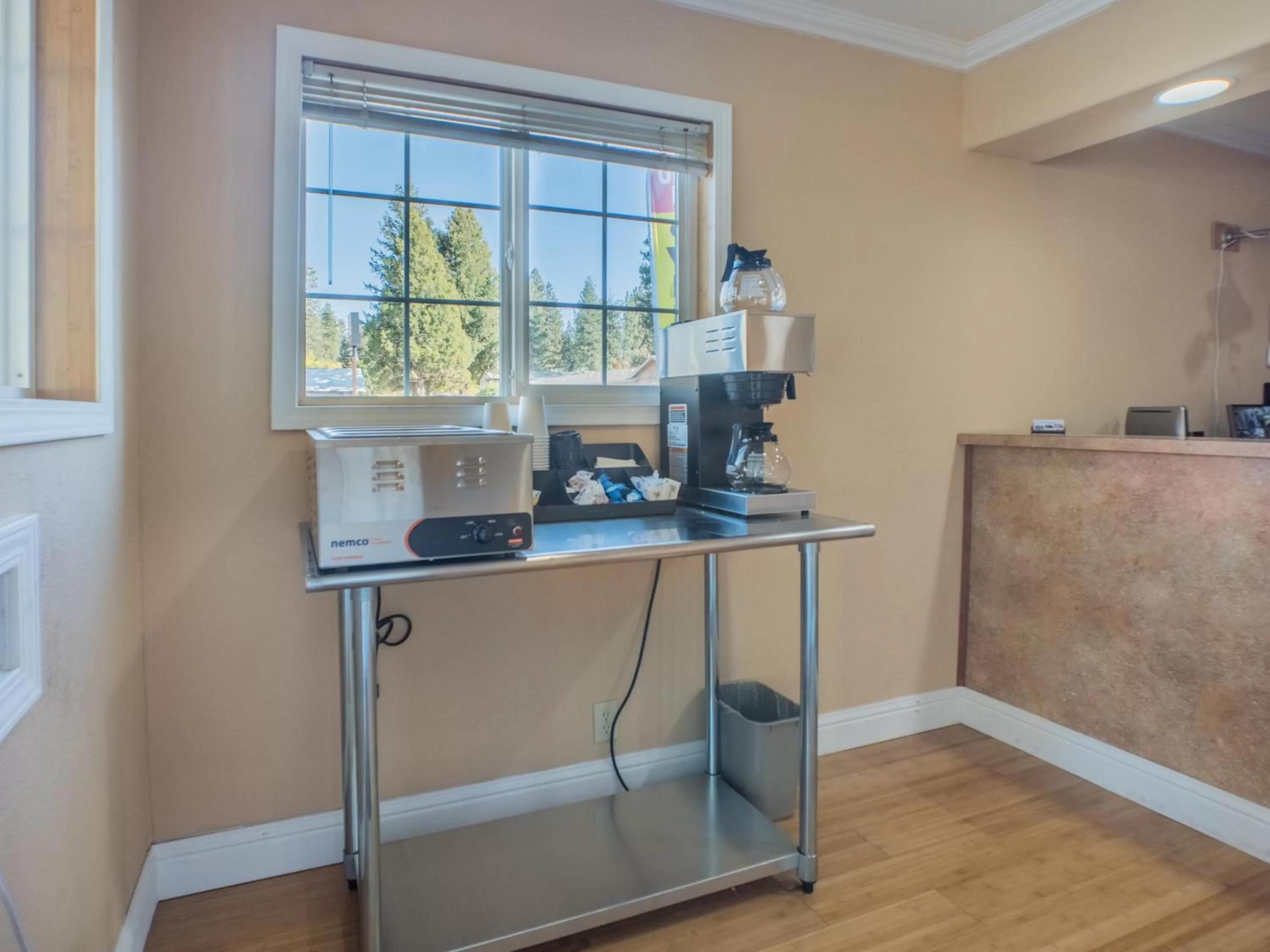 Breakfast in Shasta Pines Motel & Suites