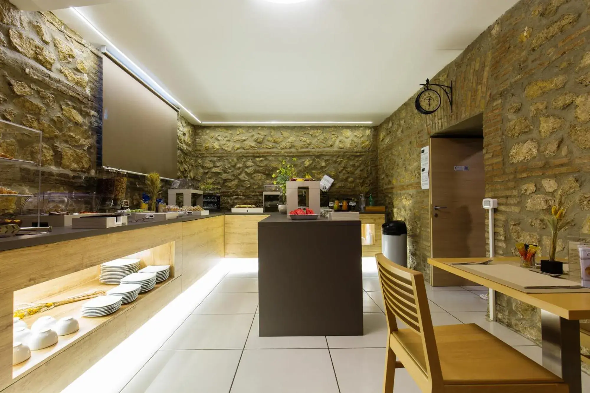 Kitchen/Kitchenette in Plana Hotel