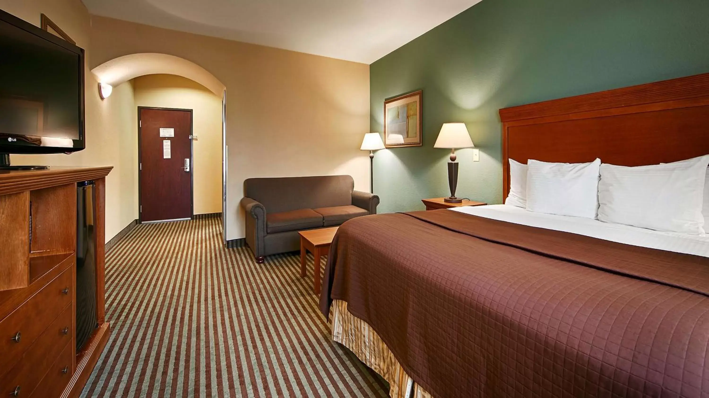 Photo of the whole room, Bed in Executive Inn & Suites