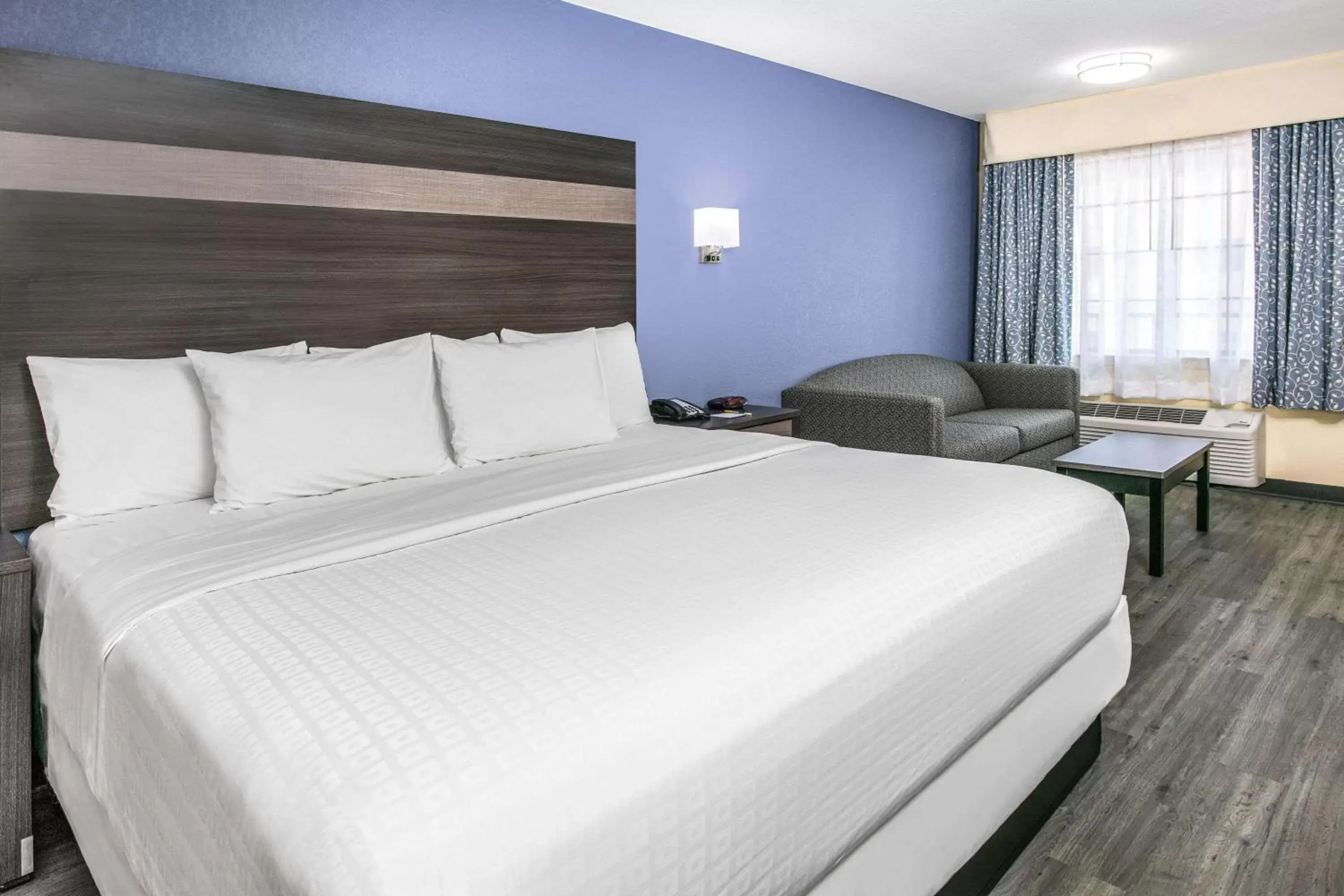 Photo of the whole room, Bed in Days Inn by Wyndham Waco