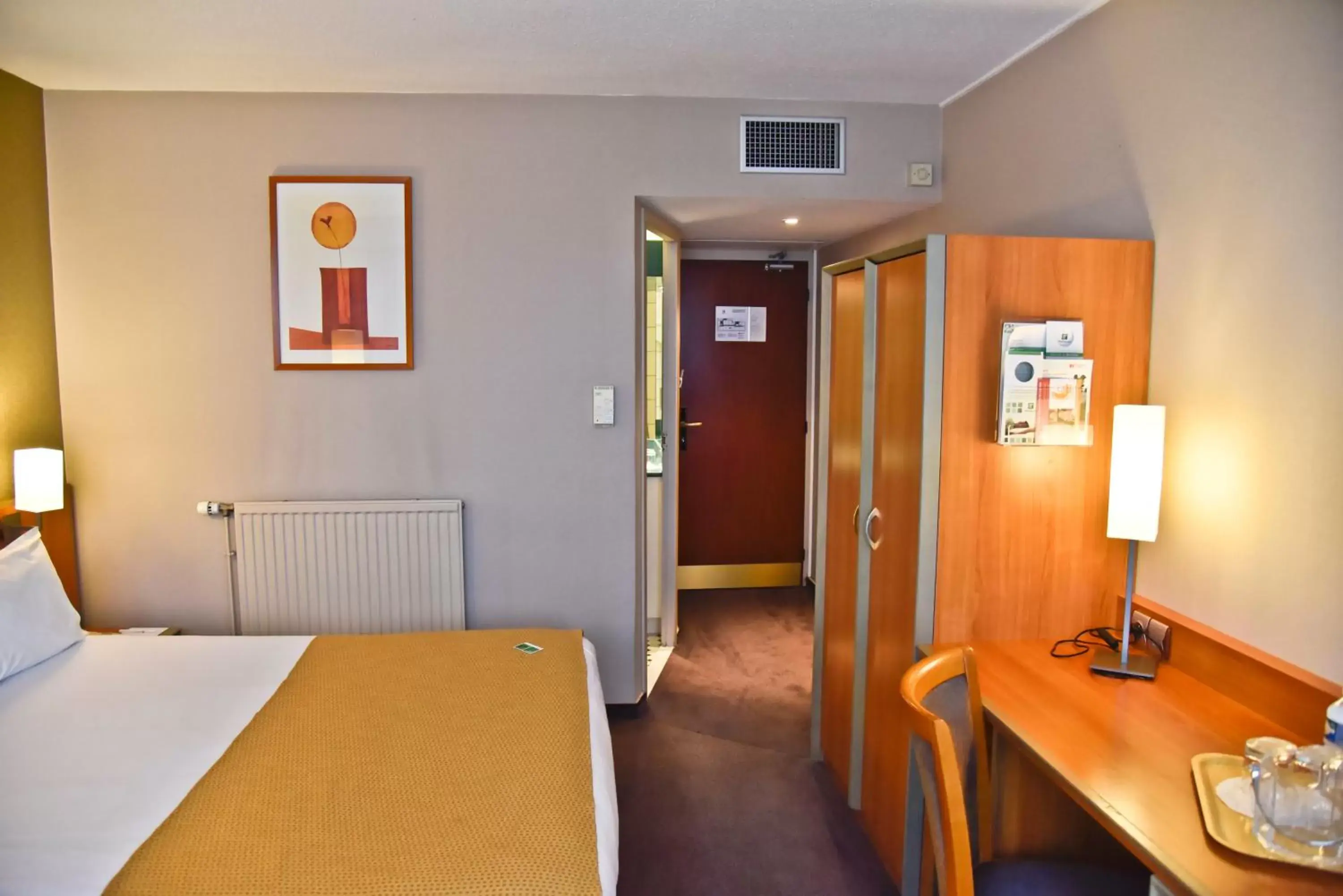 Photo of the whole room, TV/Entertainment Center in Holiday Inn Calais-Centre, an IHG Hotel
