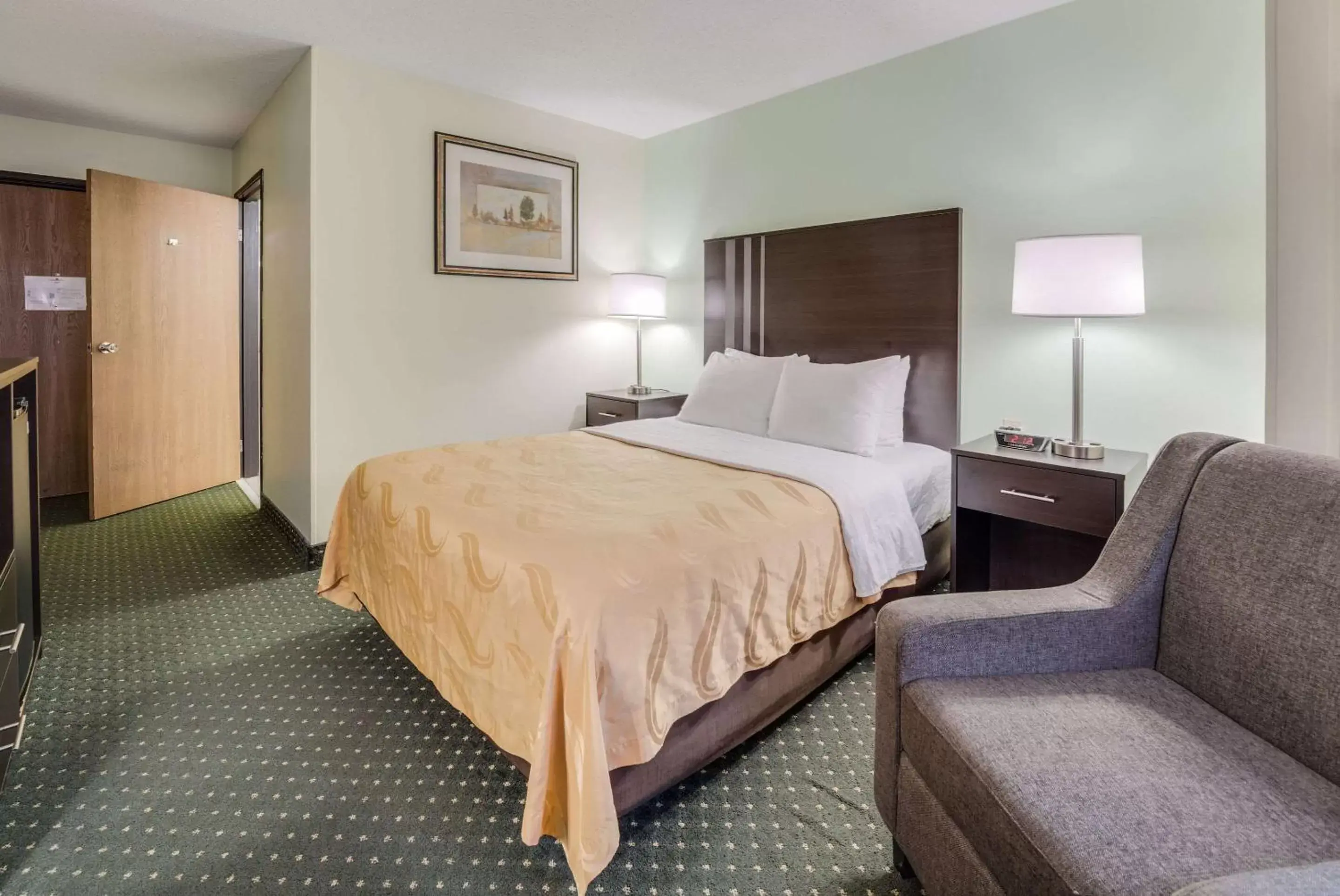 Photo of the whole room, Bed in Quality Inn & Suites South