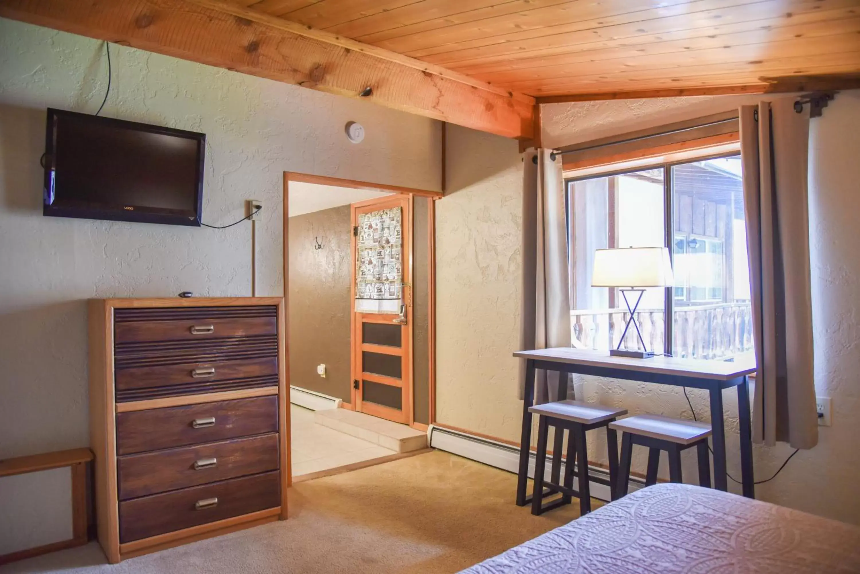 Bed, TV/Entertainment Center in Alpine Lodge Red River