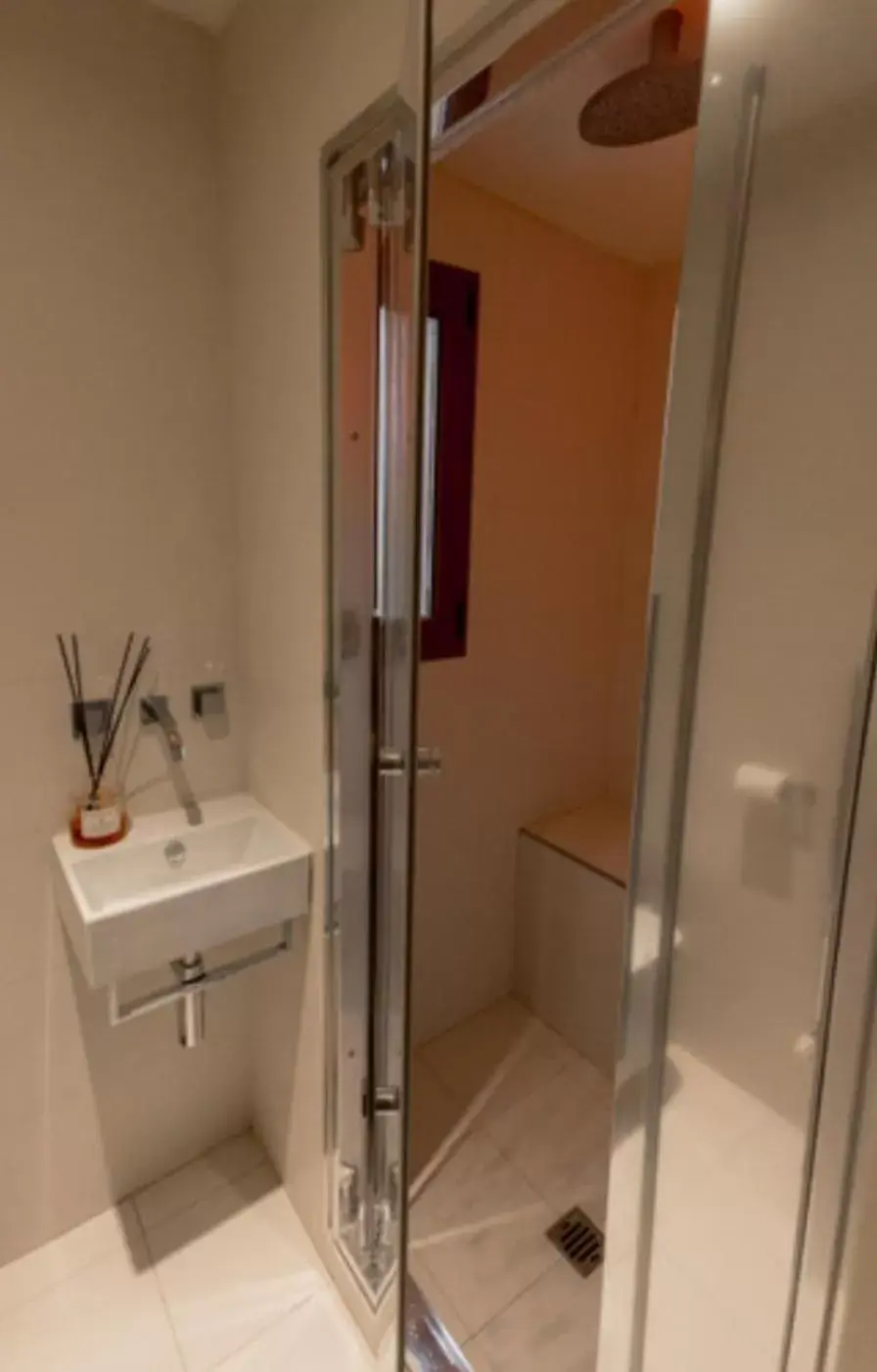 Sauna, Bathroom in Borgo Pinti Suites Le Stanze dei Nobili
