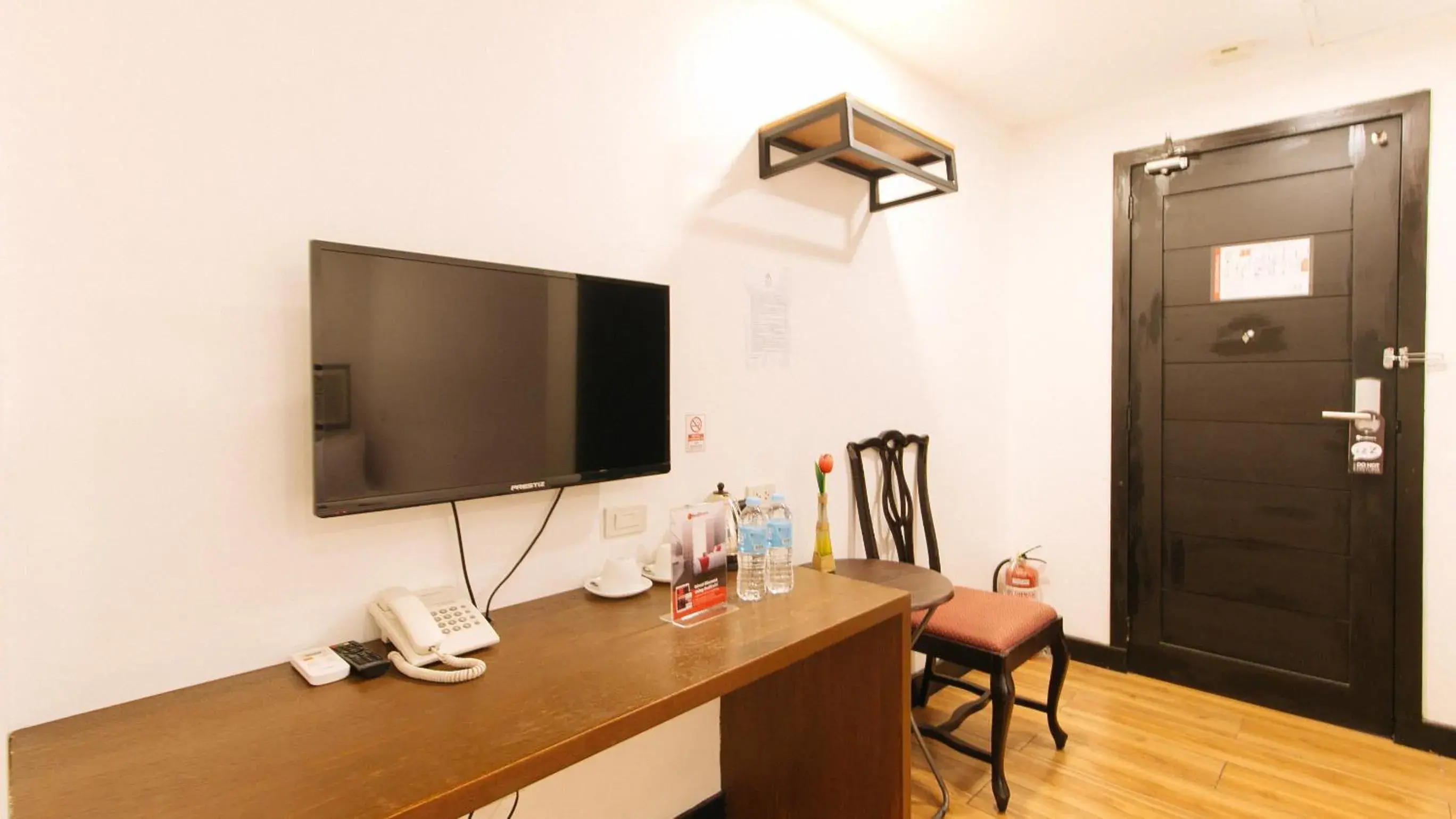 TV and multimedia, TV/Entertainment Center in RedDoorz Plus near Bamboo Organ Las Piñas