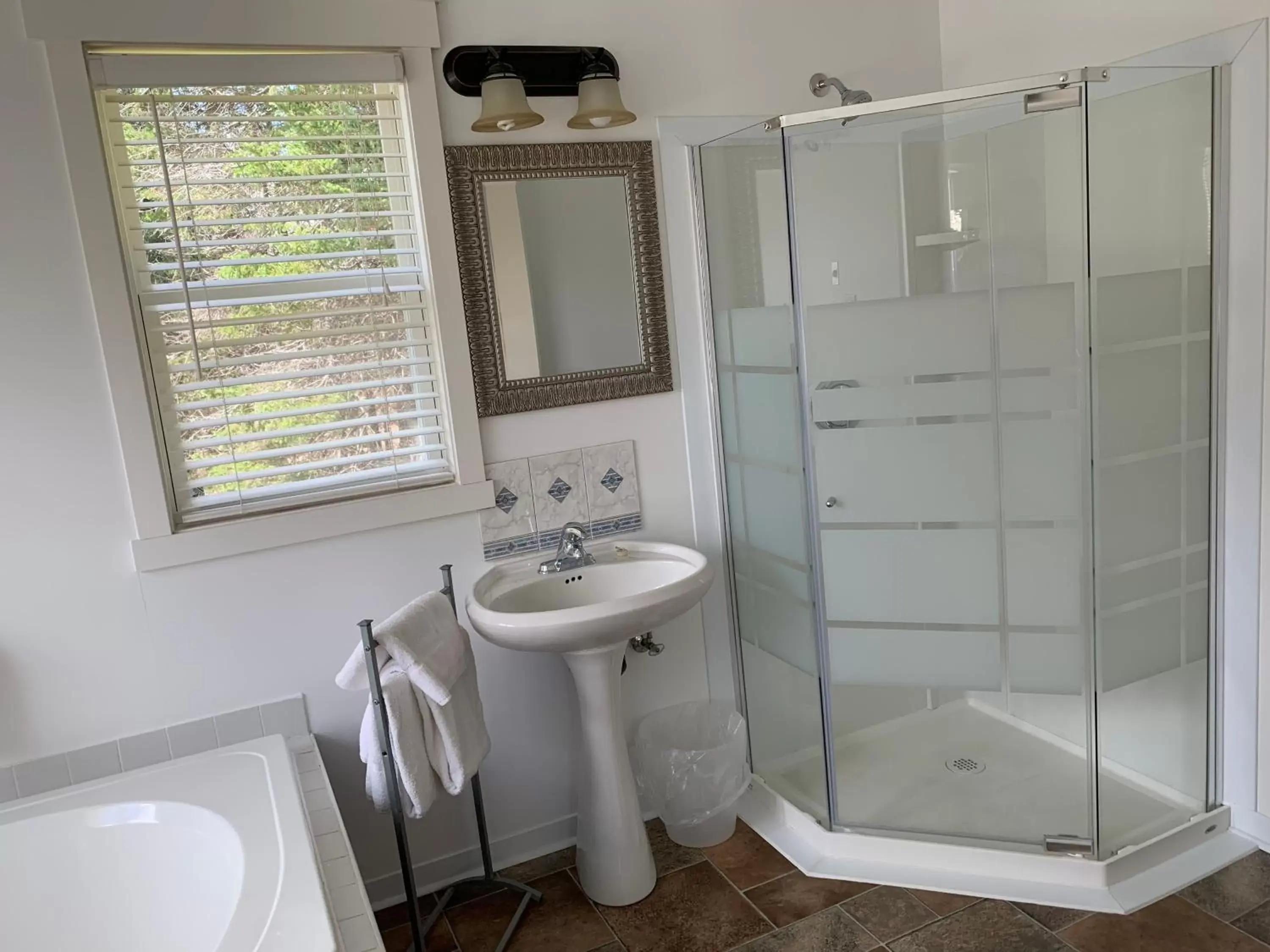 Bathroom in The Lionstone Inn Motel and Cottages